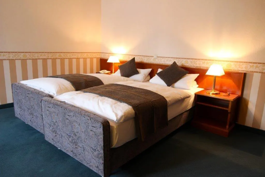 Bed in Hotel Burg-Mühle