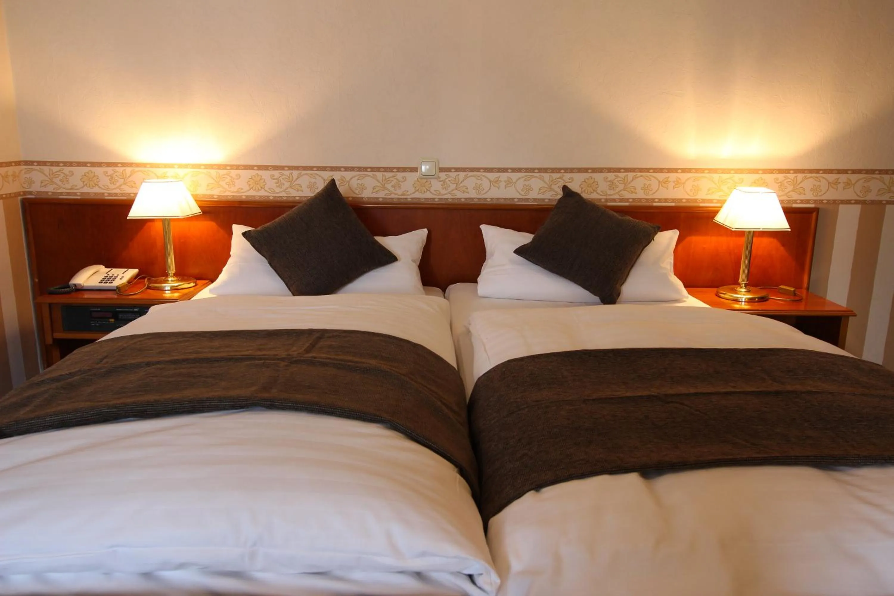 Bed in Hotel Burg-Mühle