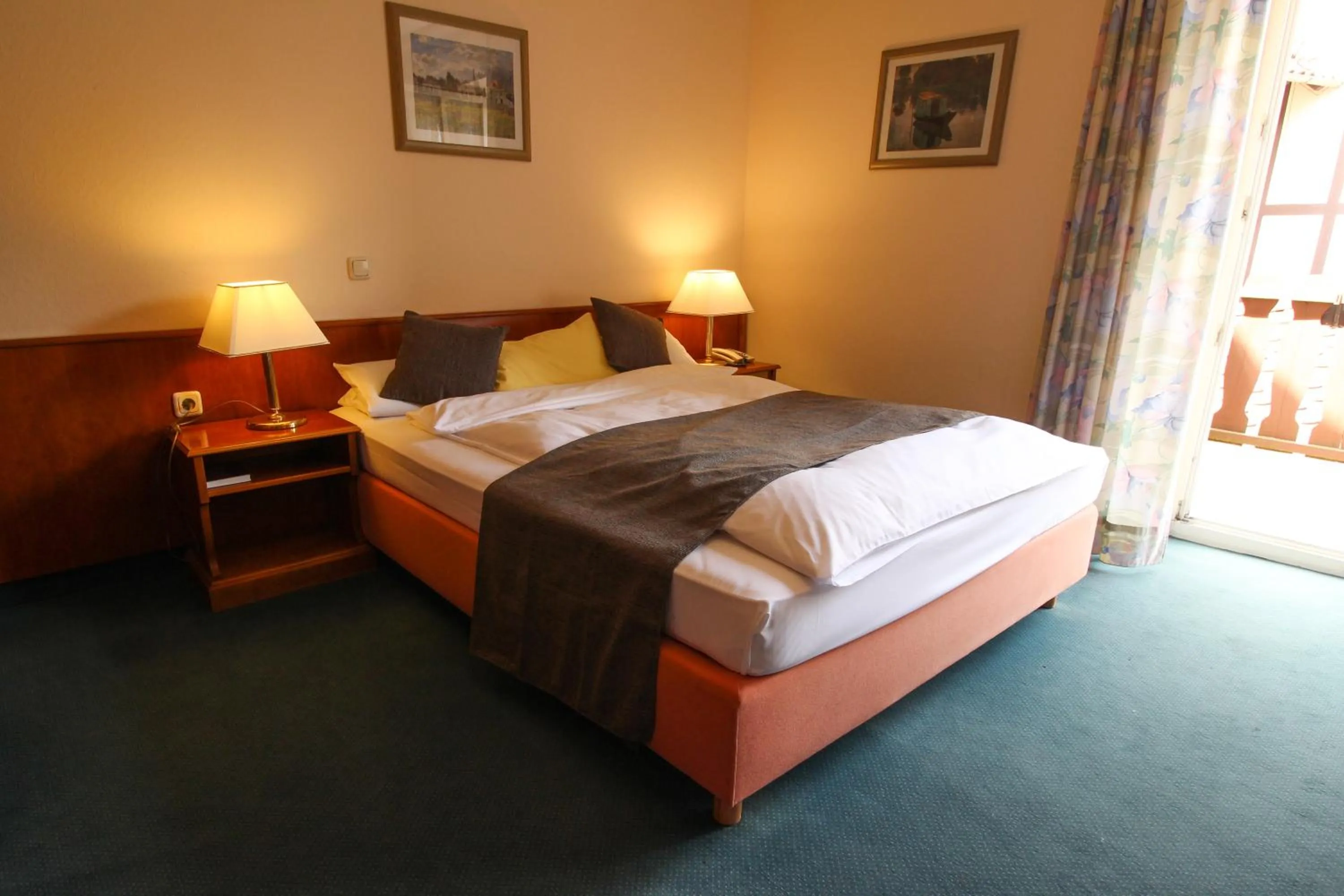 Bed in Hotel Burg-Mühle