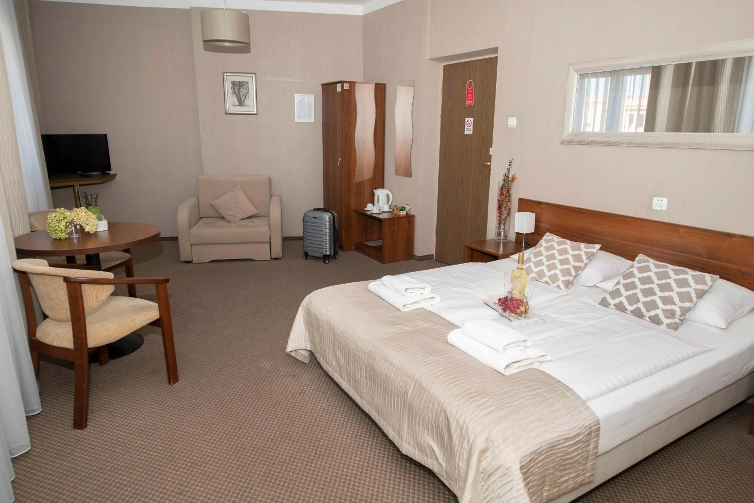 Seating area, Bed in Hotel Polonia