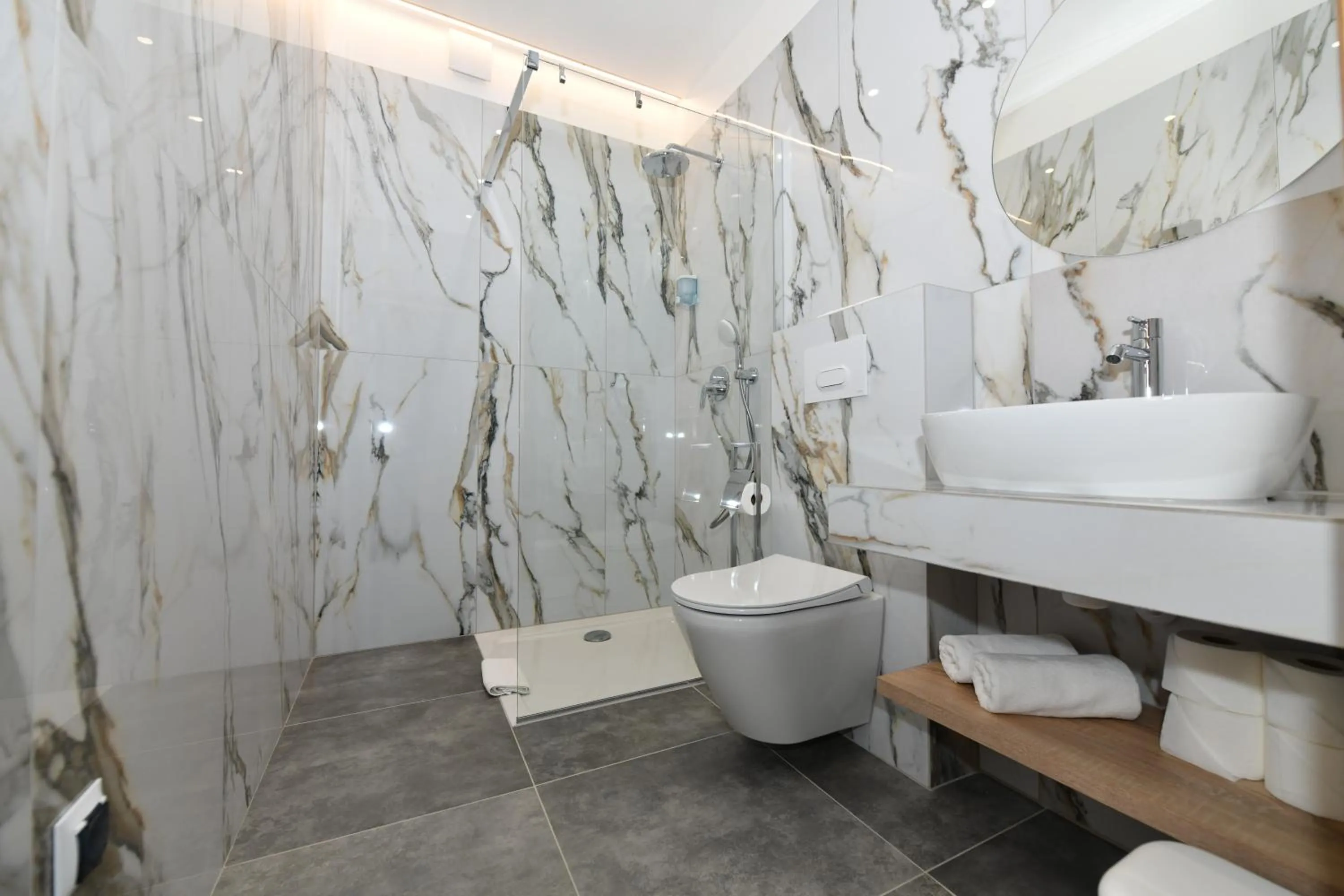 Shower in Hotel Polonia