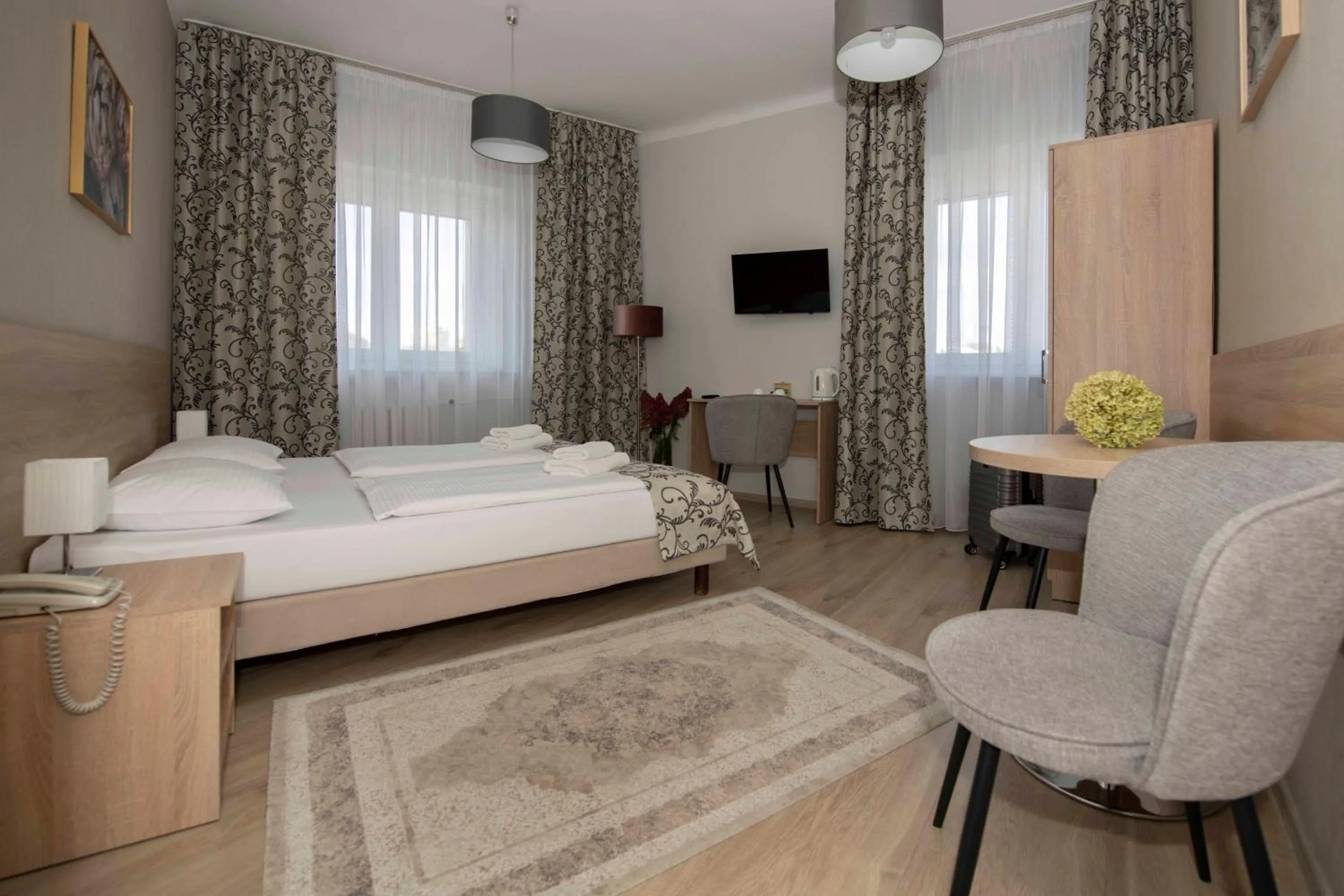 Seating area, Bed in Hotel Polonia