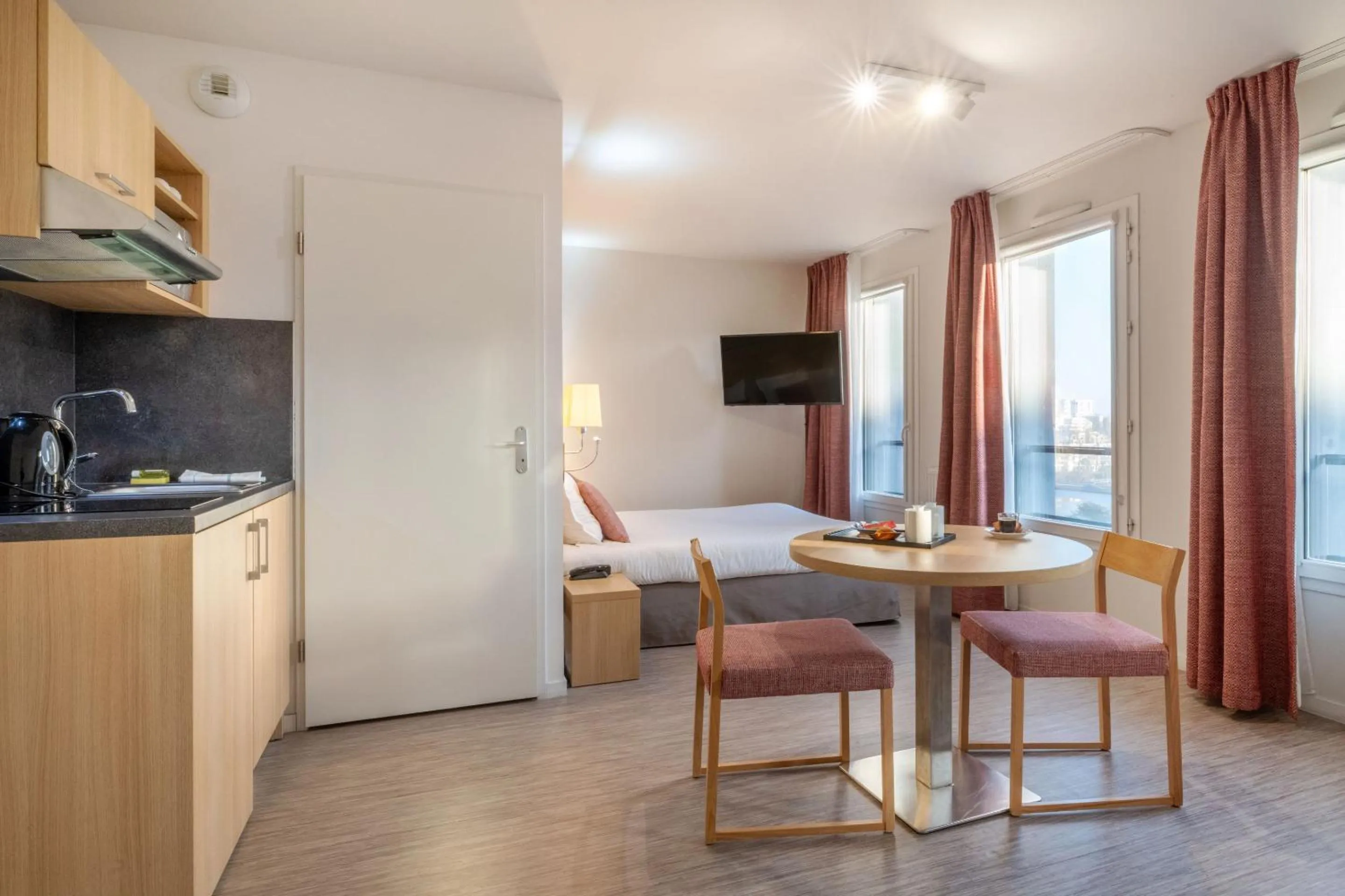 Dining area in Appart'Hotel Odalys City - Nantes Cité des congrès