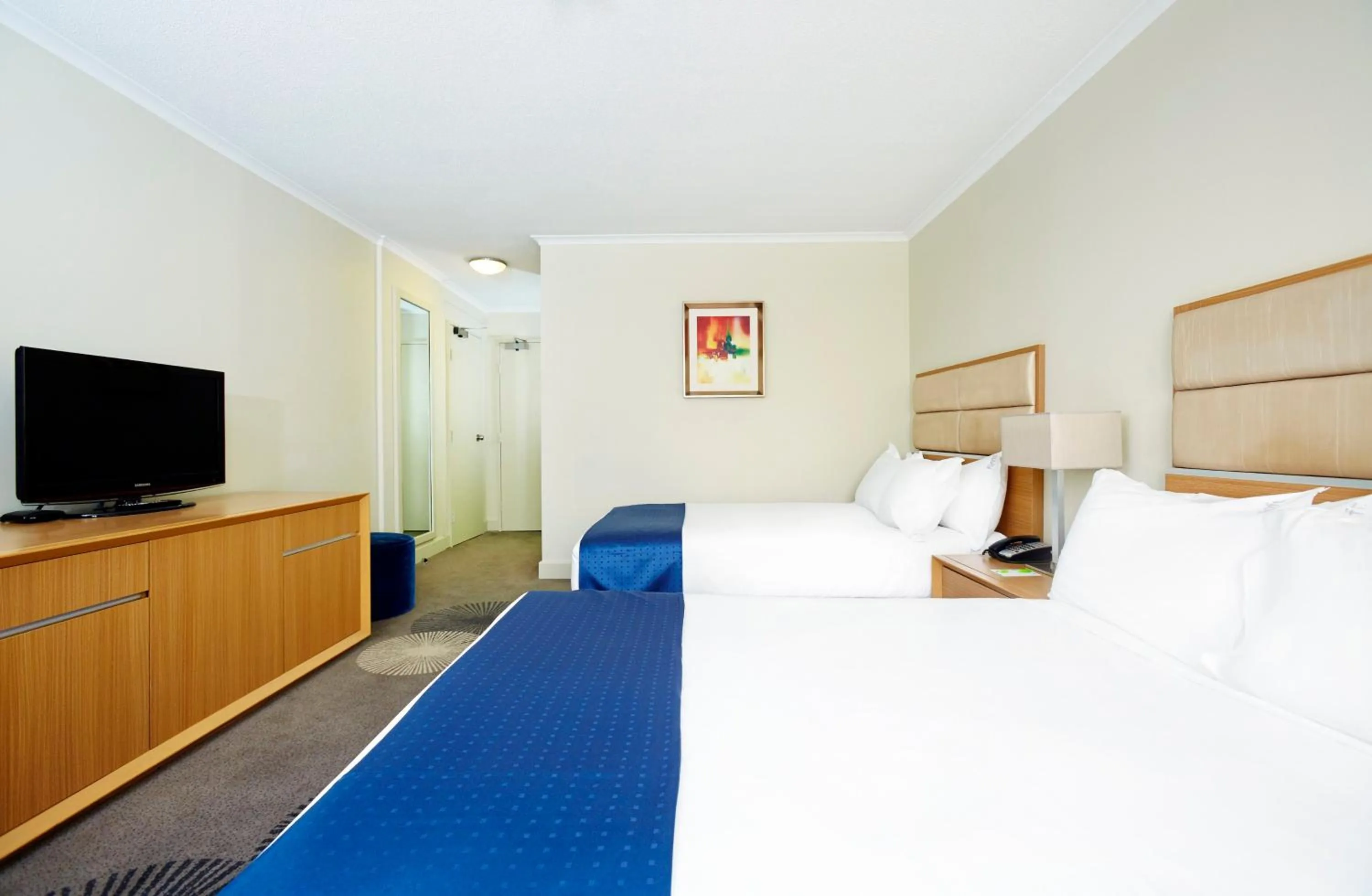 Photo of the whole room, Bed in Holiday Inn Parramatta by IHG