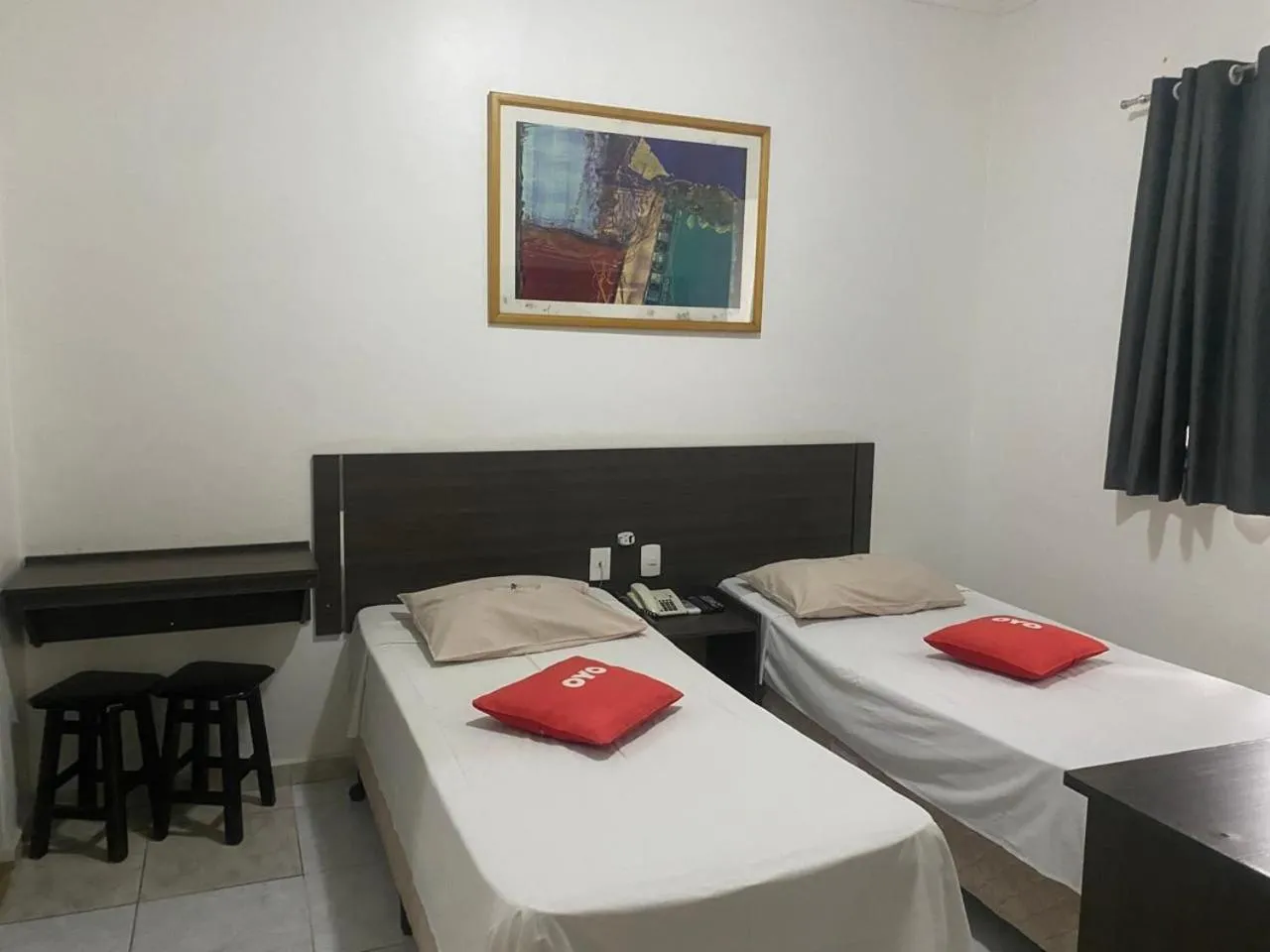 Bedroom, Bed in Center Plaza Hotel