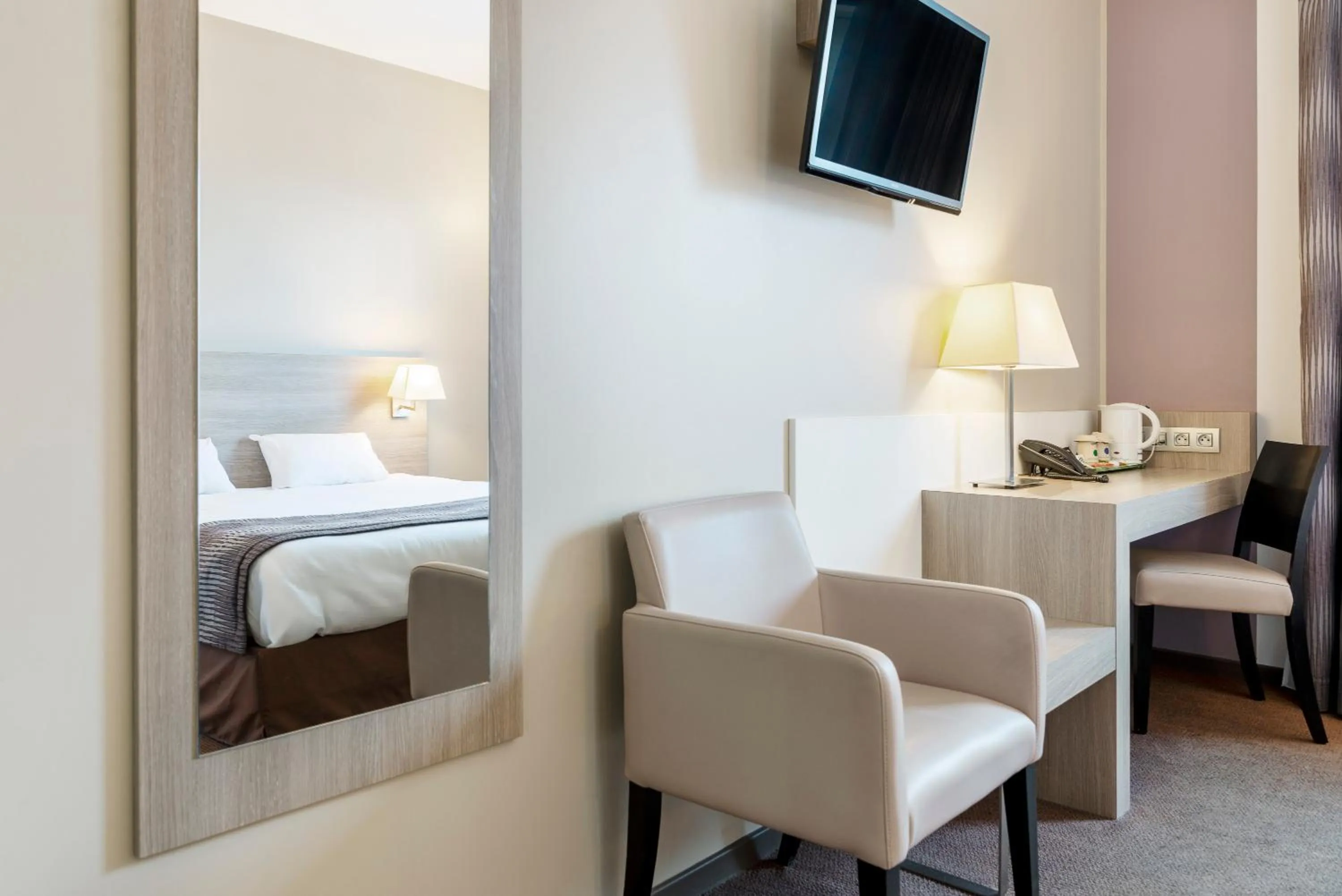 Seating area, Bed in Campanile Metz Nord - Talange