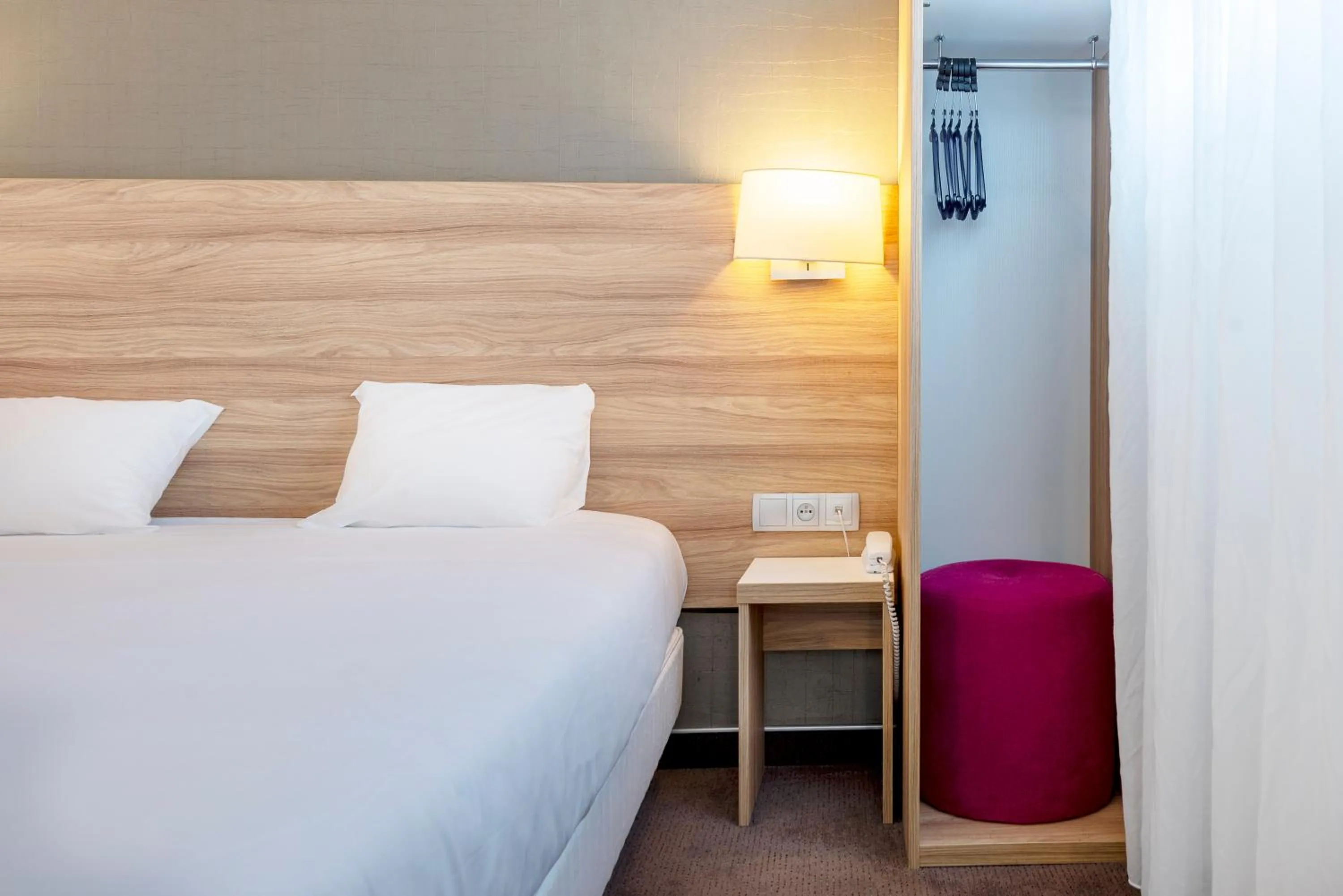 Bedroom, Bed in Campanile Metz Nord - Talange