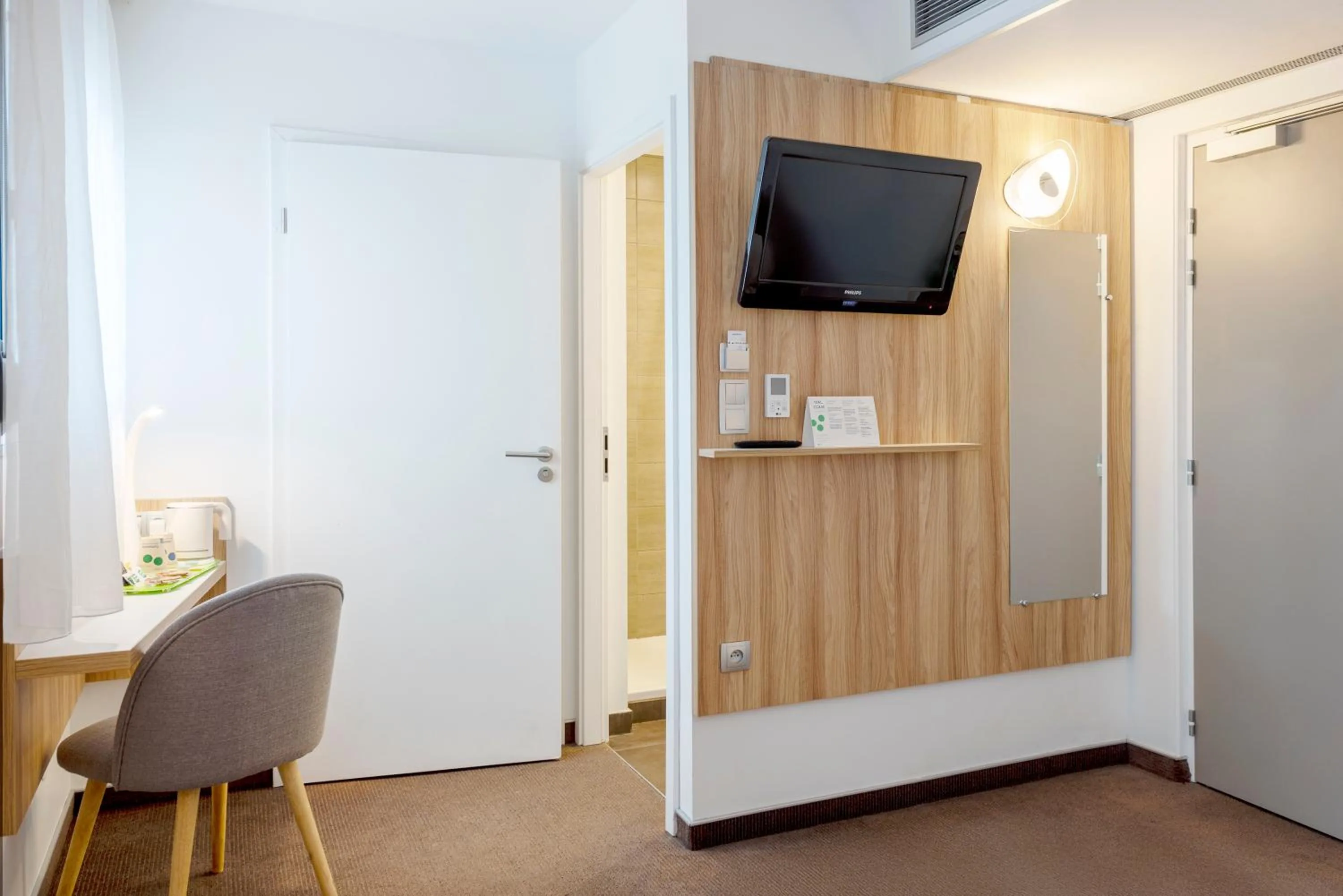 Bedroom in Campanile Metz Nord - Talange