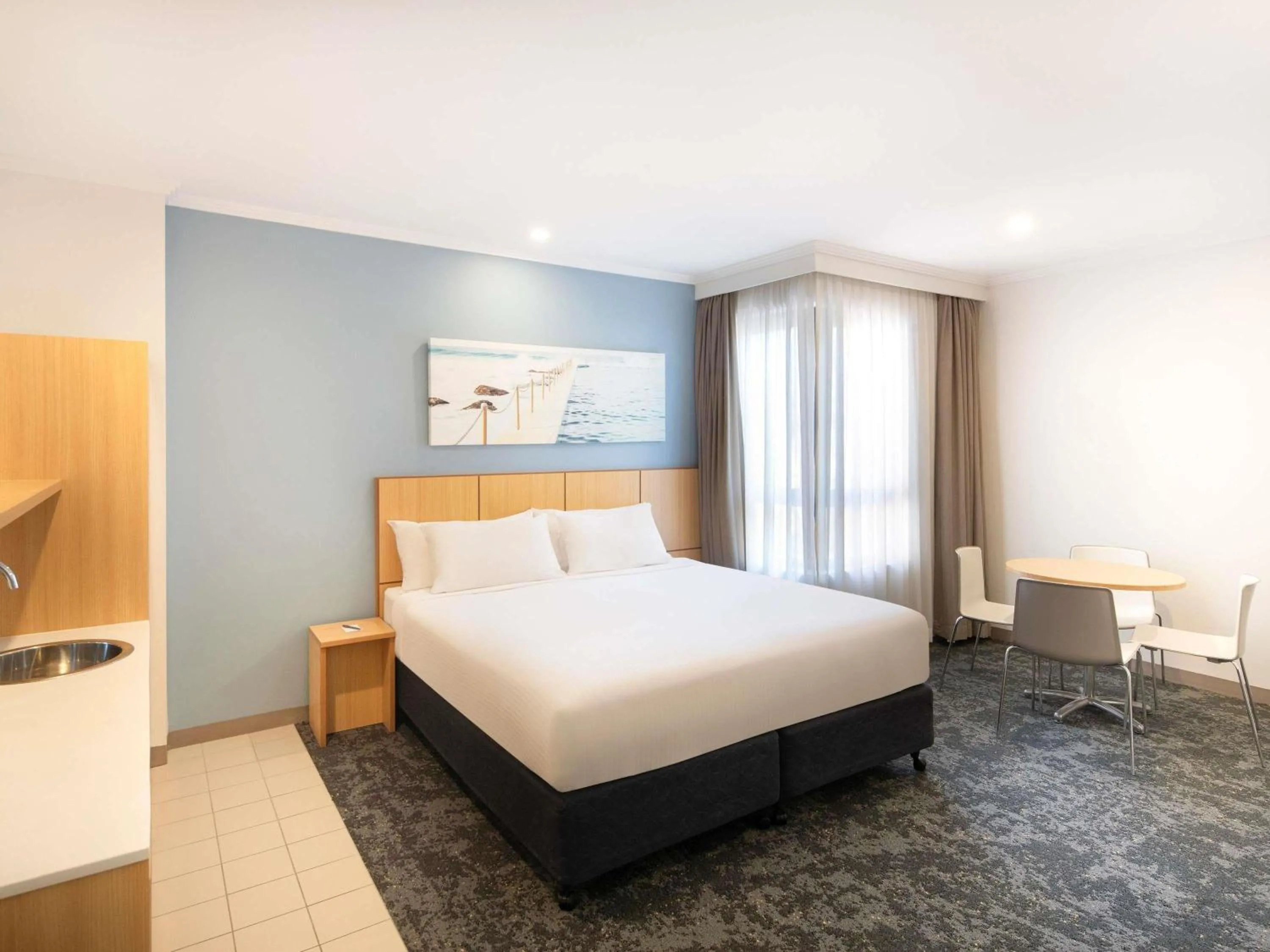 Bedroom, Bed in Mercure Sydney Manly Warringah