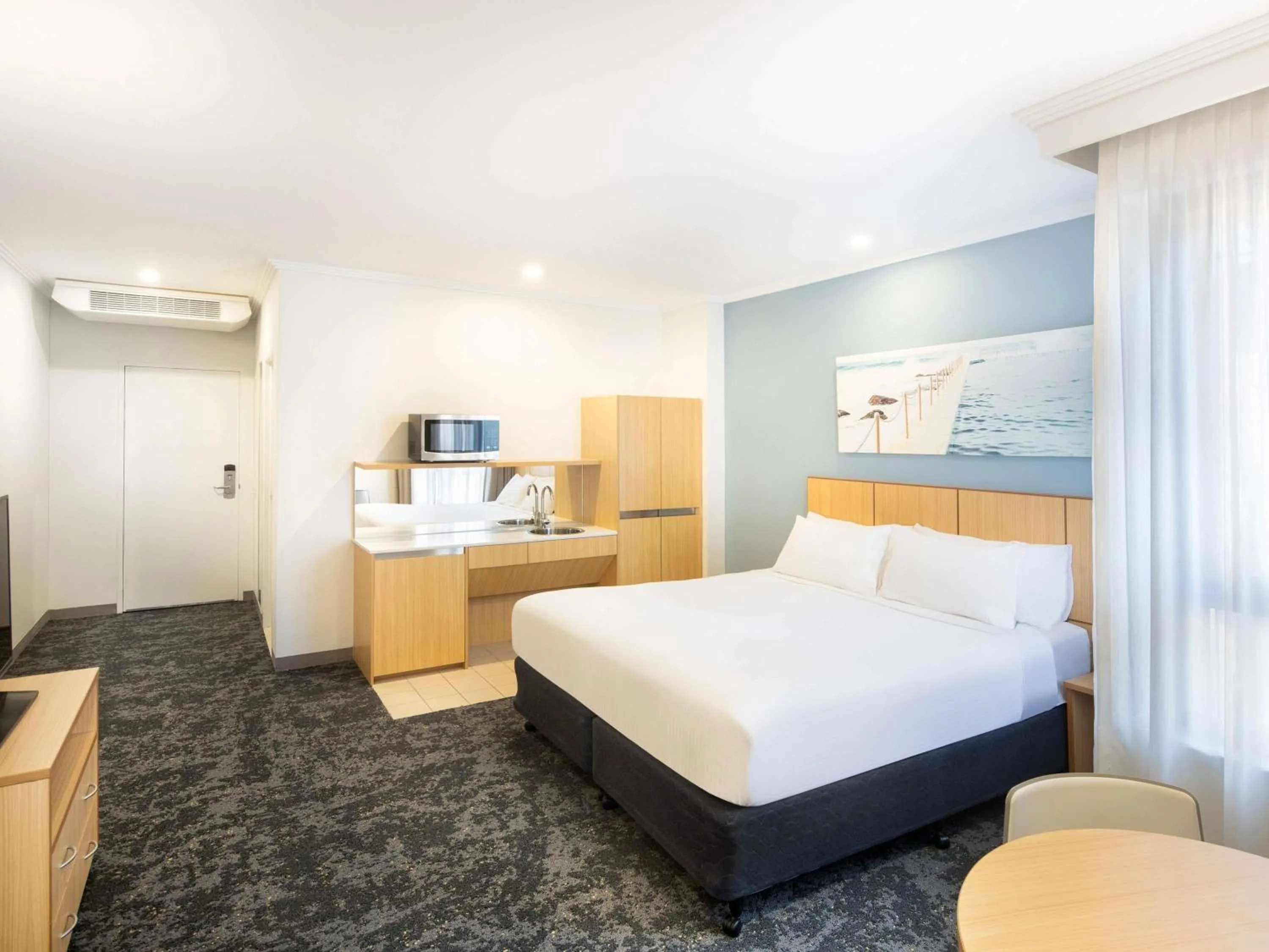 Standard Accessible Queen Room in Mercure Sydney Manly Warringah