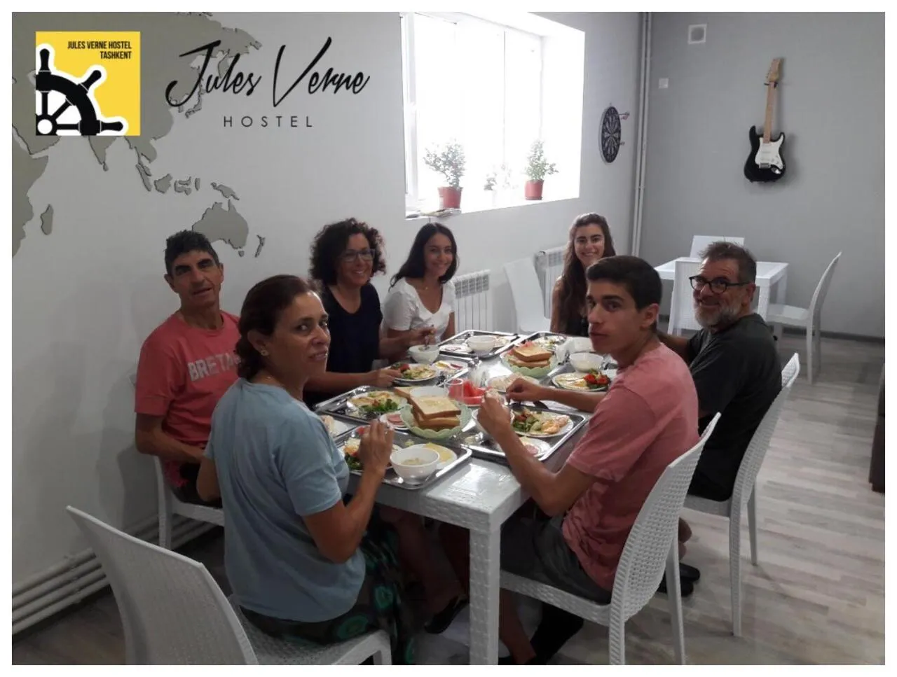 Restaurant/places to eat in Jules Verne Hostel