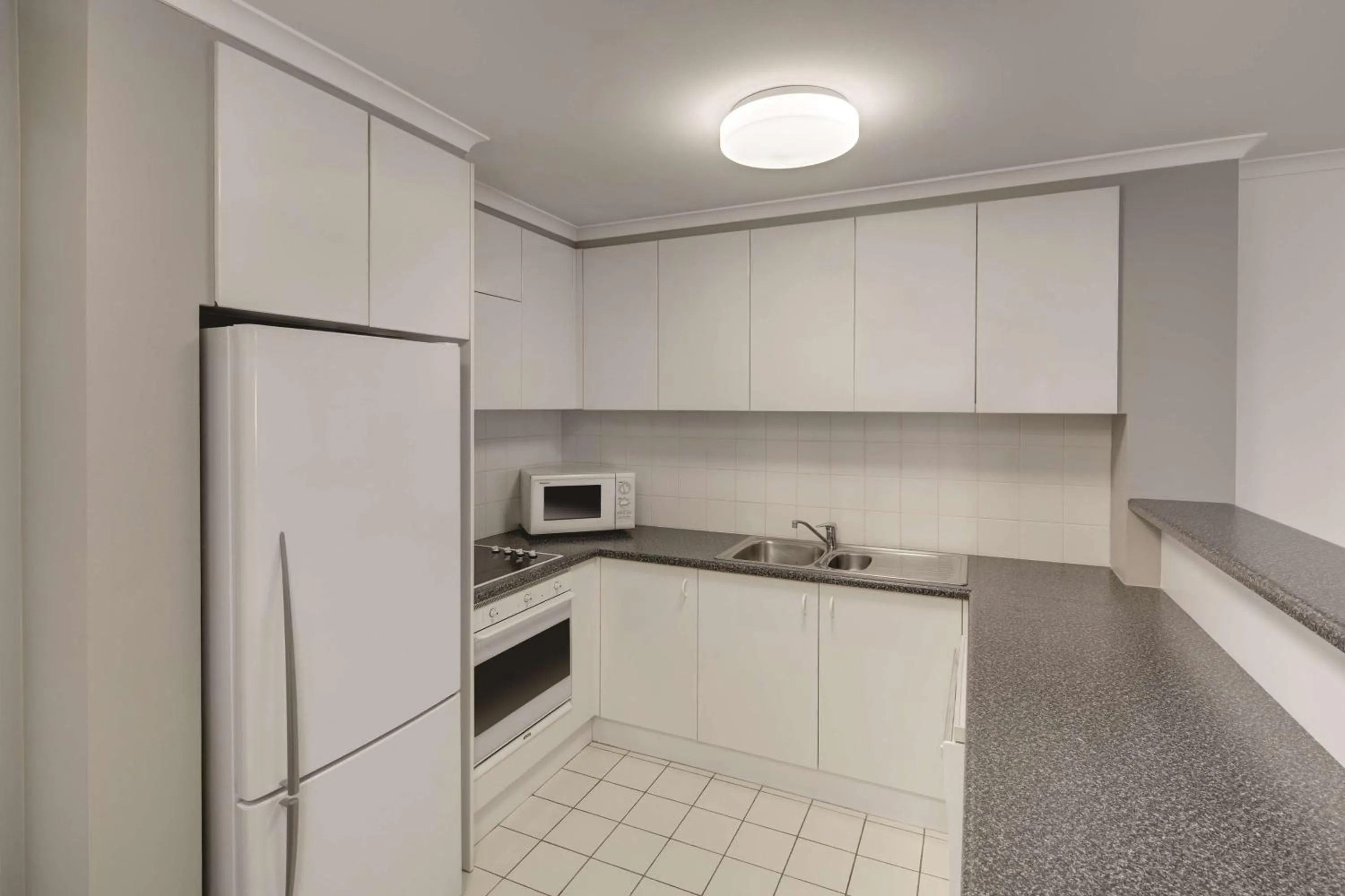 Kitchen or kitchenette in Adina Serviced Apartments Canberra James Court