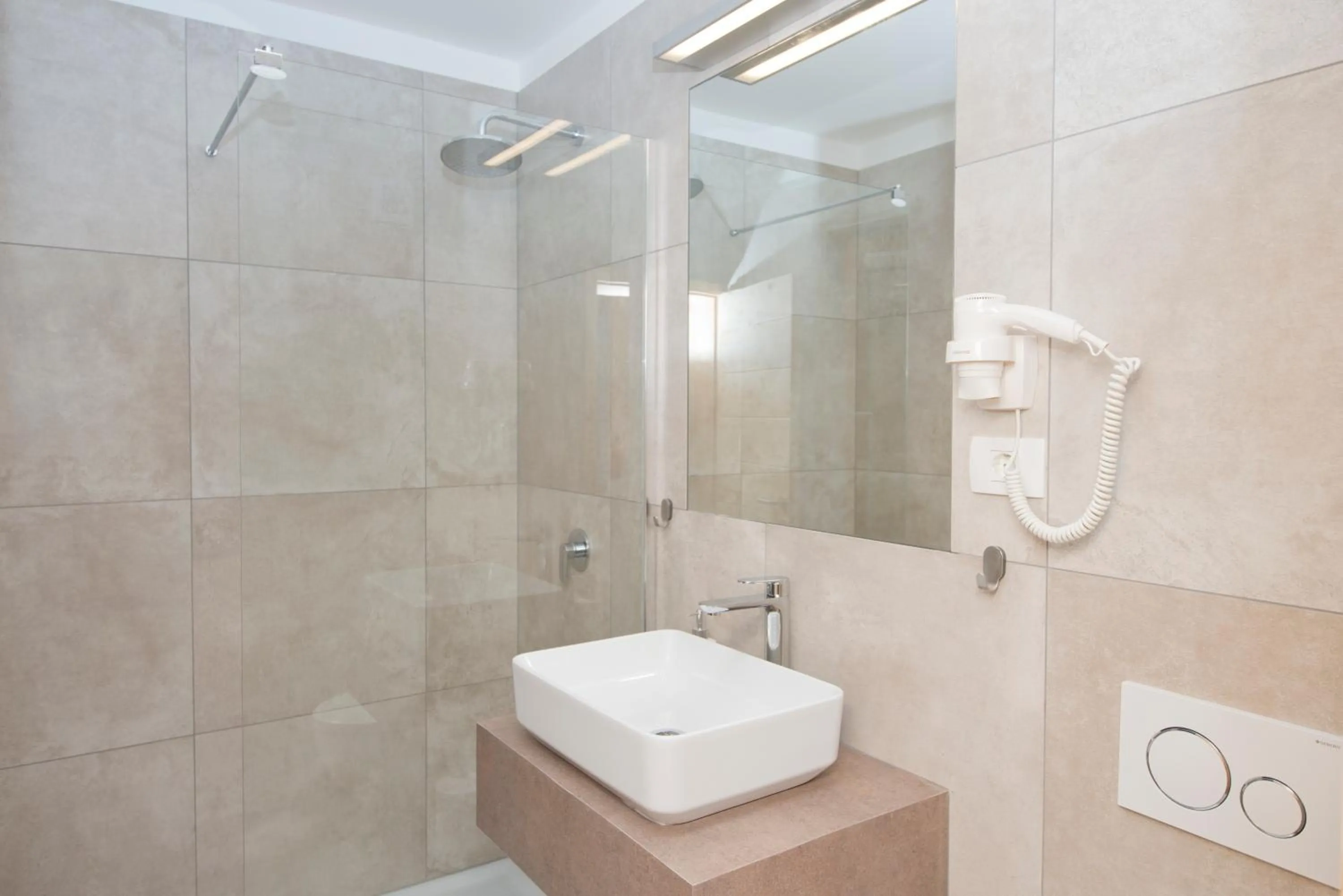 Shower in Vila Alpina