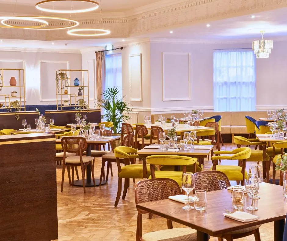 Restaurant/places to eat in Shaw Hill Hotel Golf And Country Club