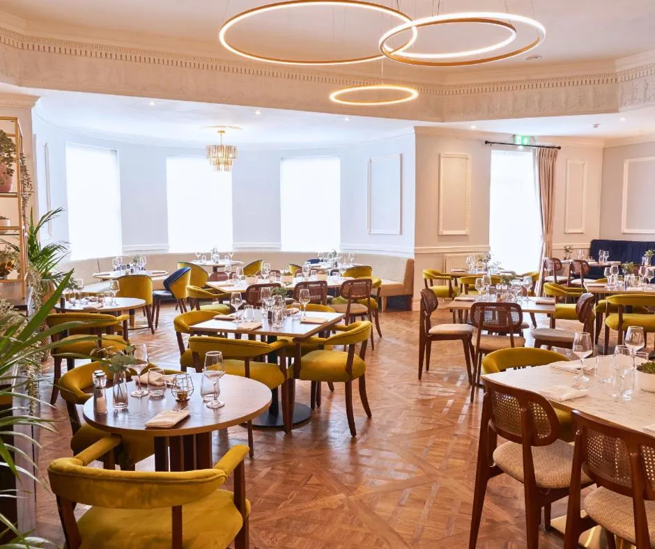 Restaurant/places to eat in Shaw Hill Hotel Golf And Country Club