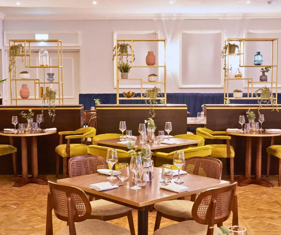 Restaurant/places to eat in Shaw Hill Hotel Golf And Country Club