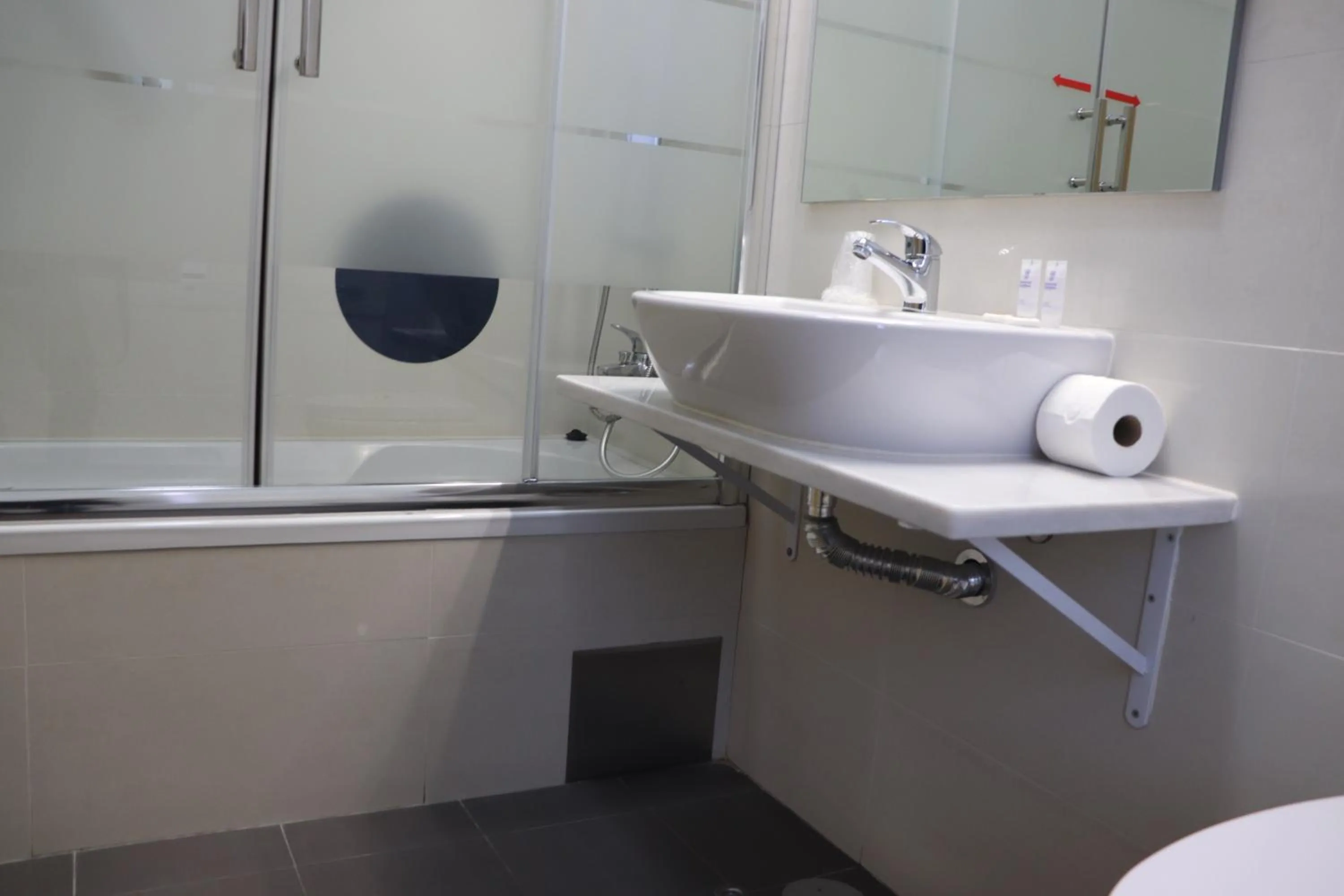 Bathroom in Hotel Belém Tejo - Setubalense