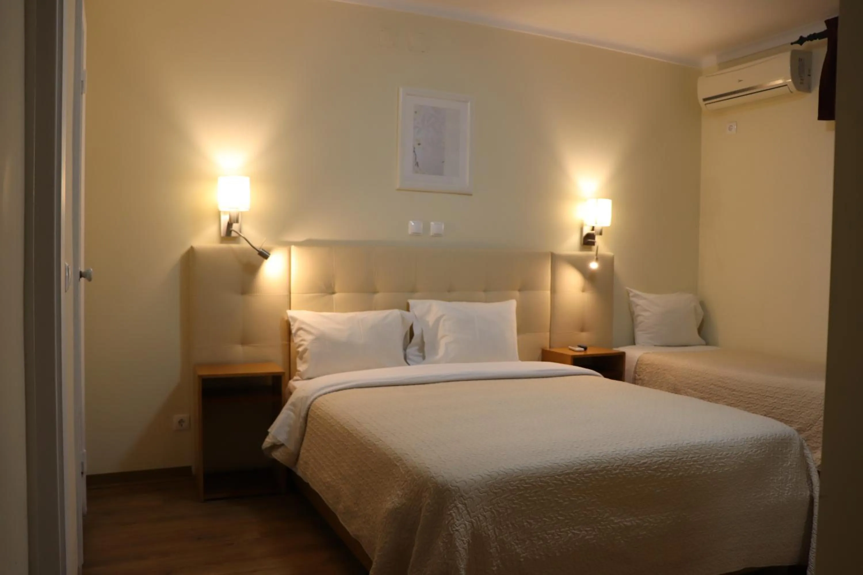 Photo of the whole room, Bed in Hotel Belém Tejo - Setubalense