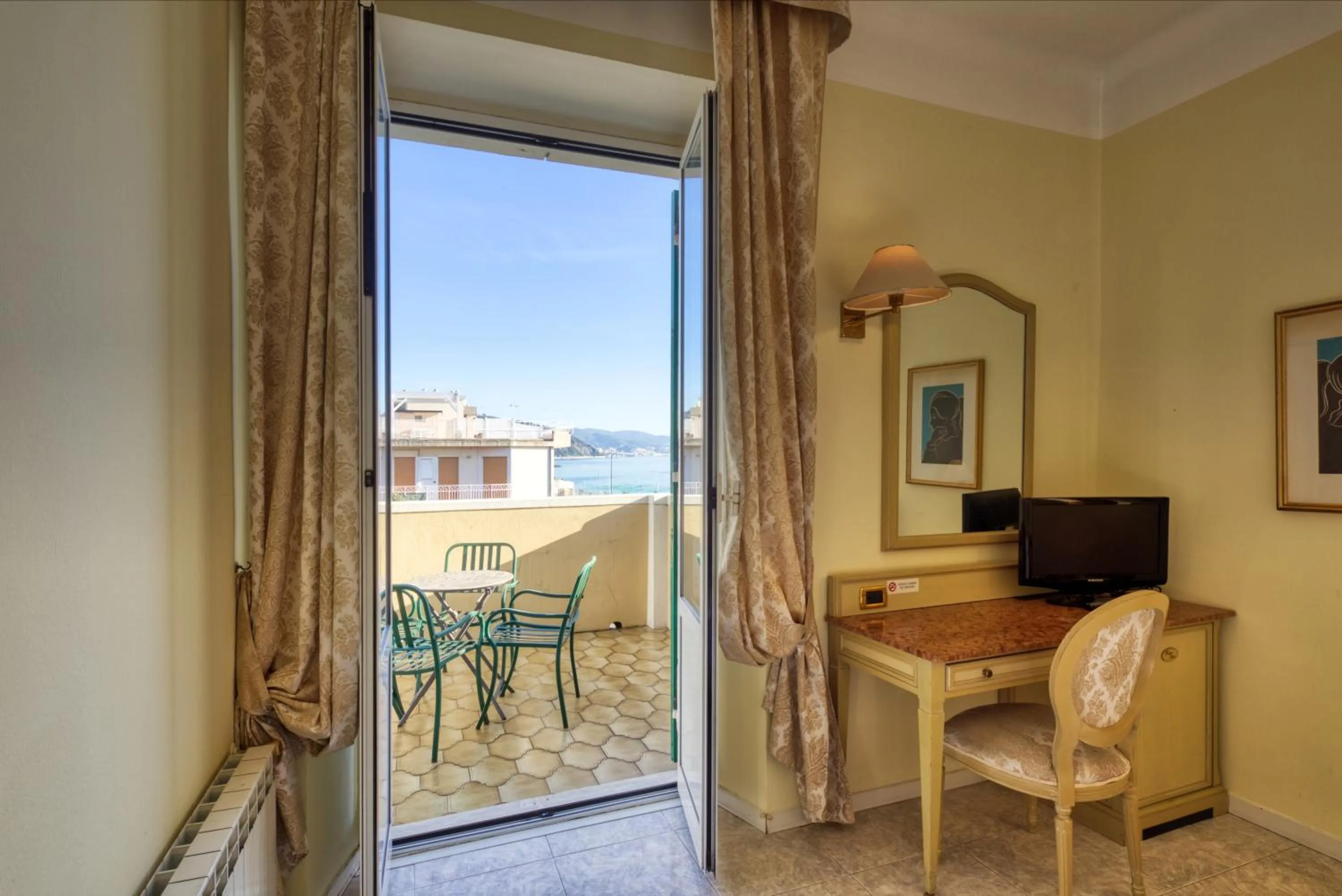 Balcony/Terrace in Ena Hotel