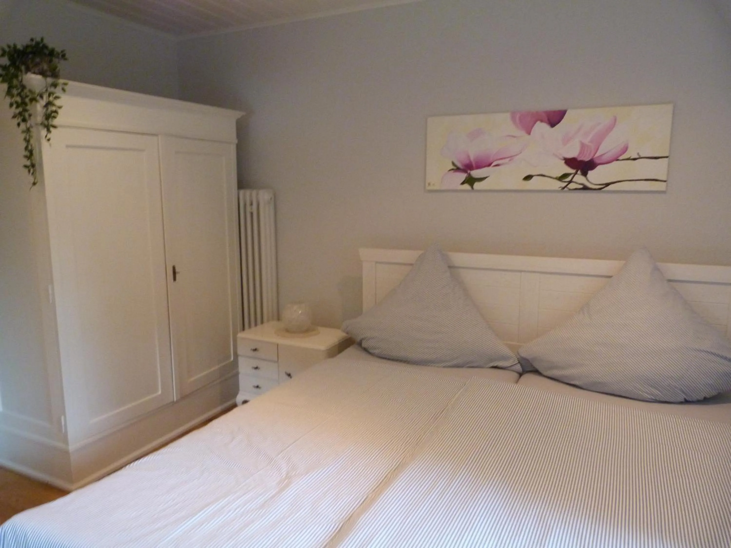 Bed in Gästezimmer Am Hüstert