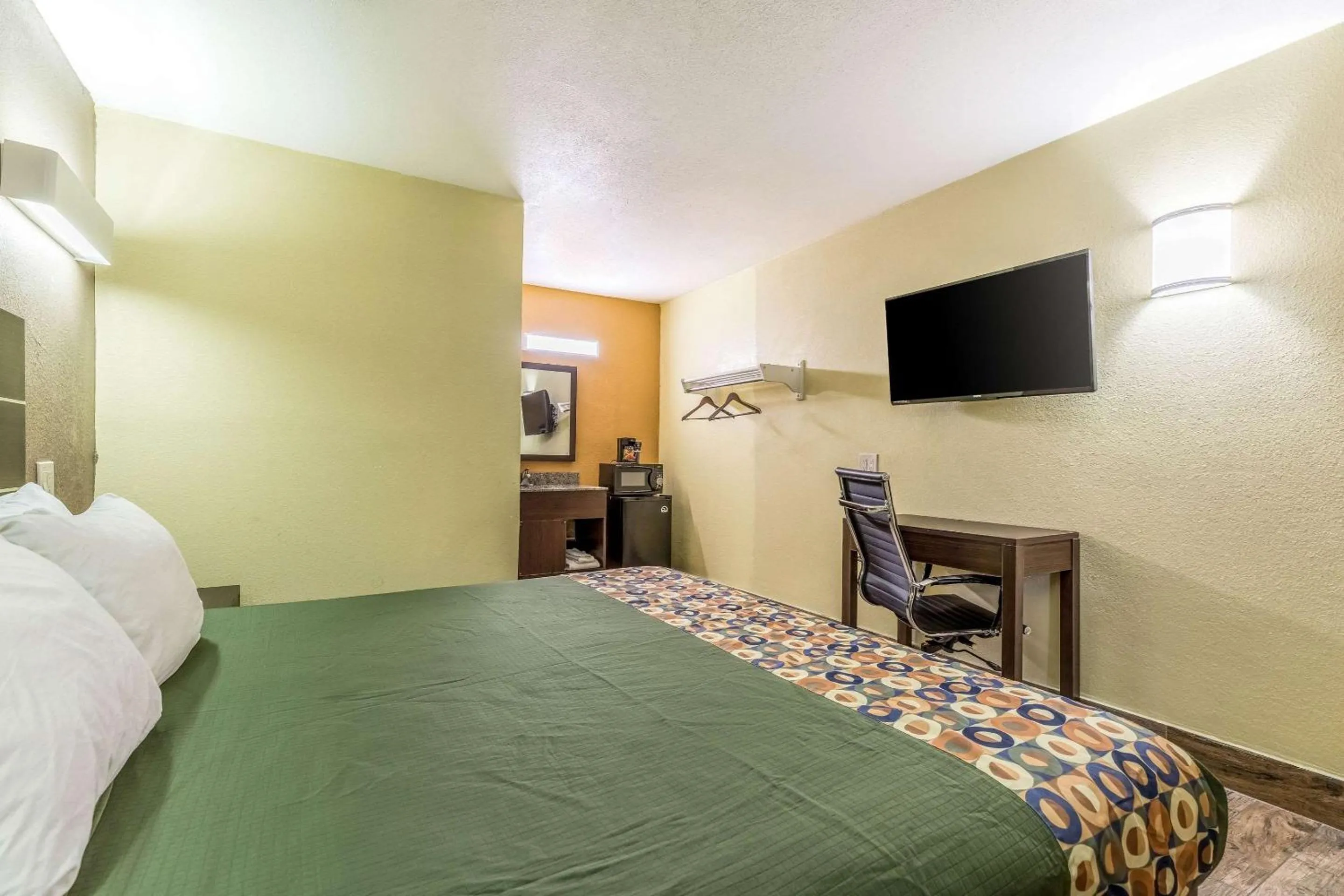 Photo of the whole room, Bed in Rodeway Inn Fairgrounds-Casino