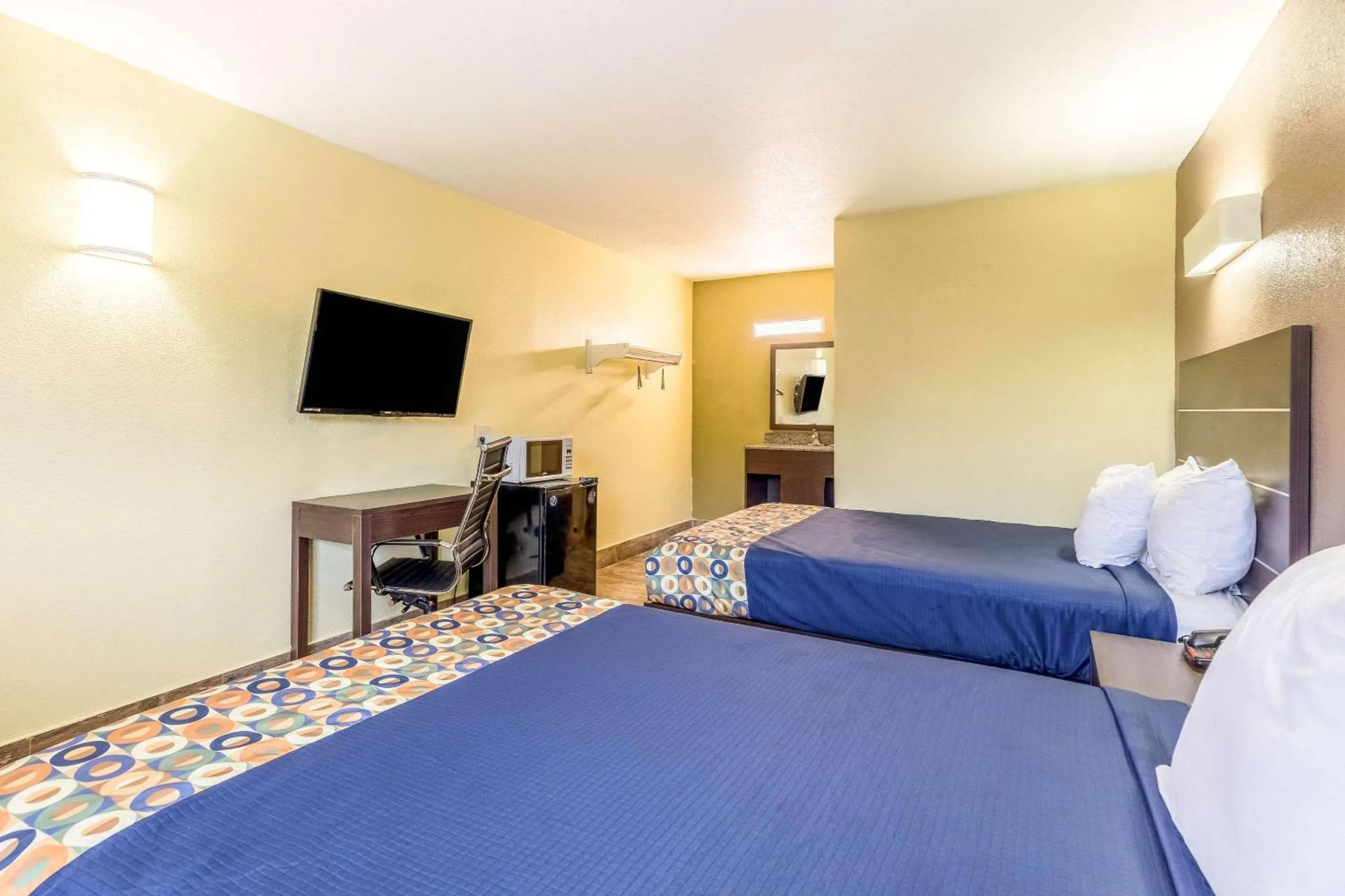 Photo of the whole room, Bed in Rodeway Inn Fairgrounds-Casino