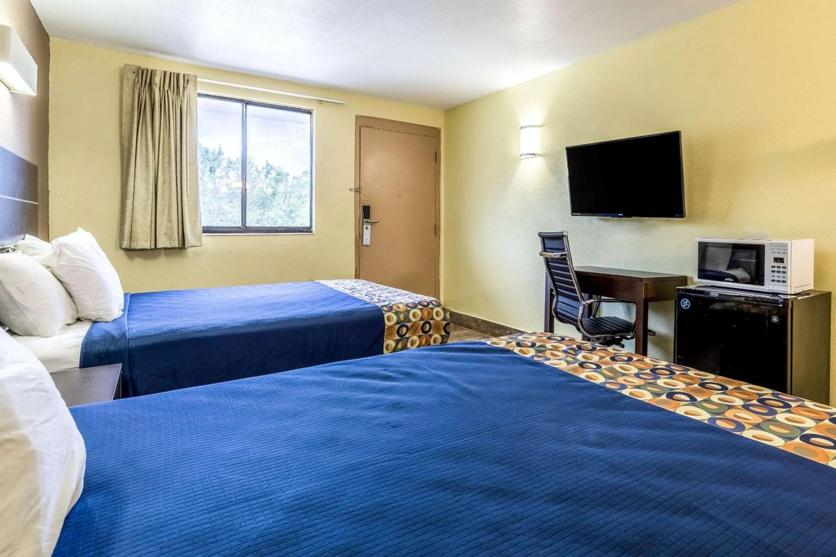 Photo of the whole room, Bed in Rodeway Inn Fairgrounds-Casino