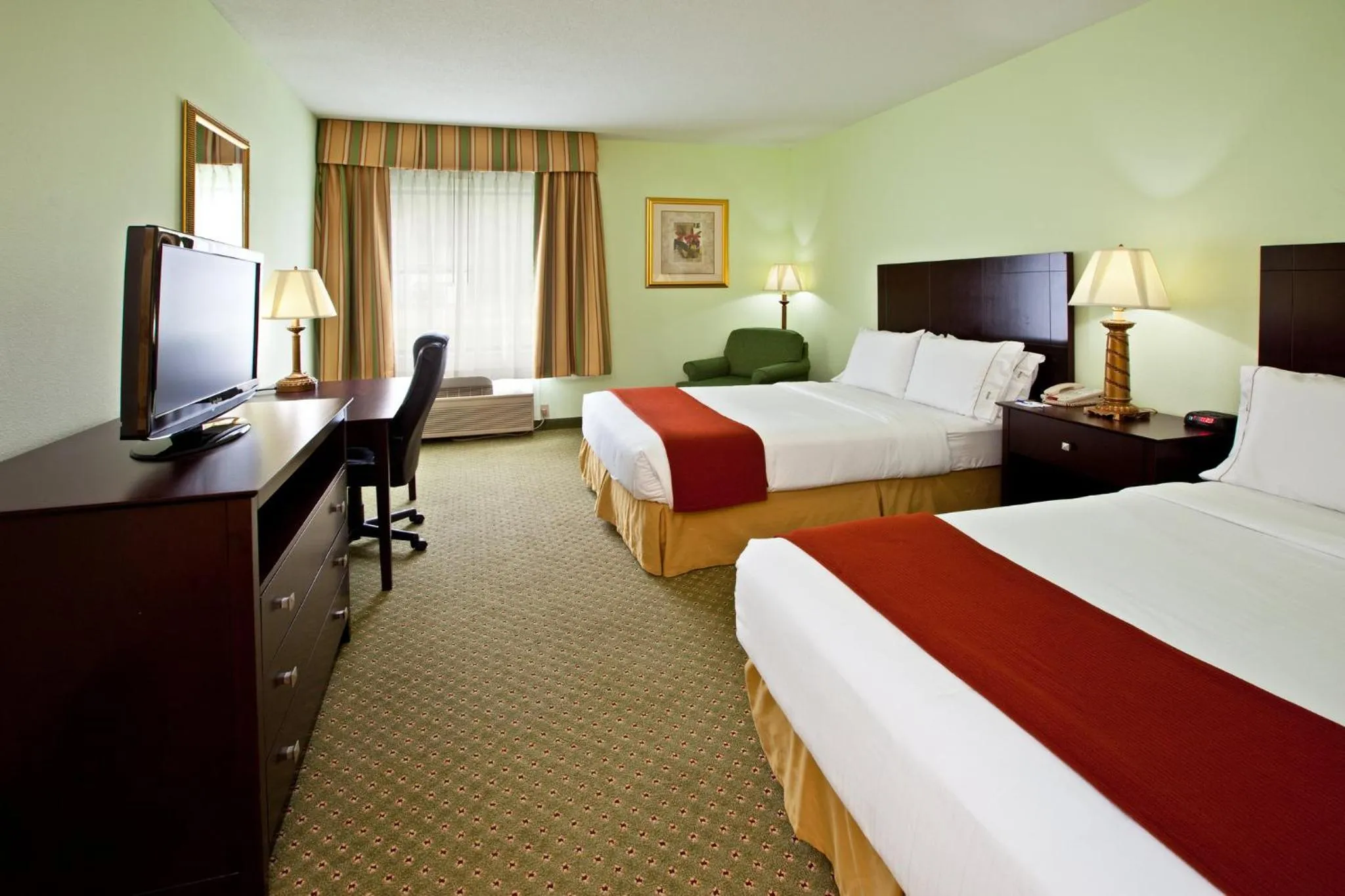 Photo of the whole room, Bed in Holiday Inn Express Scottsburg by IHG