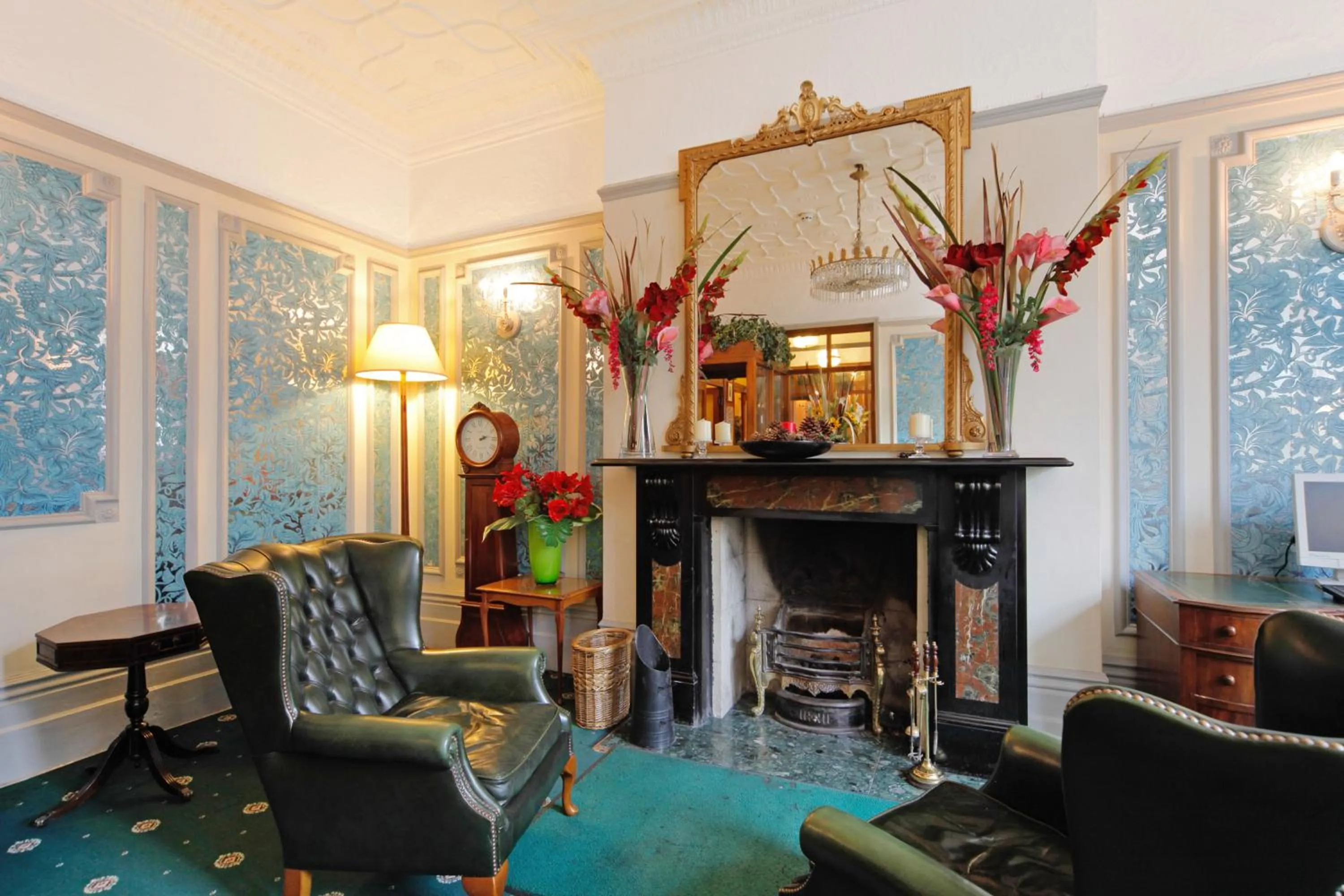 Lounge or bar in London Visitors Hotel