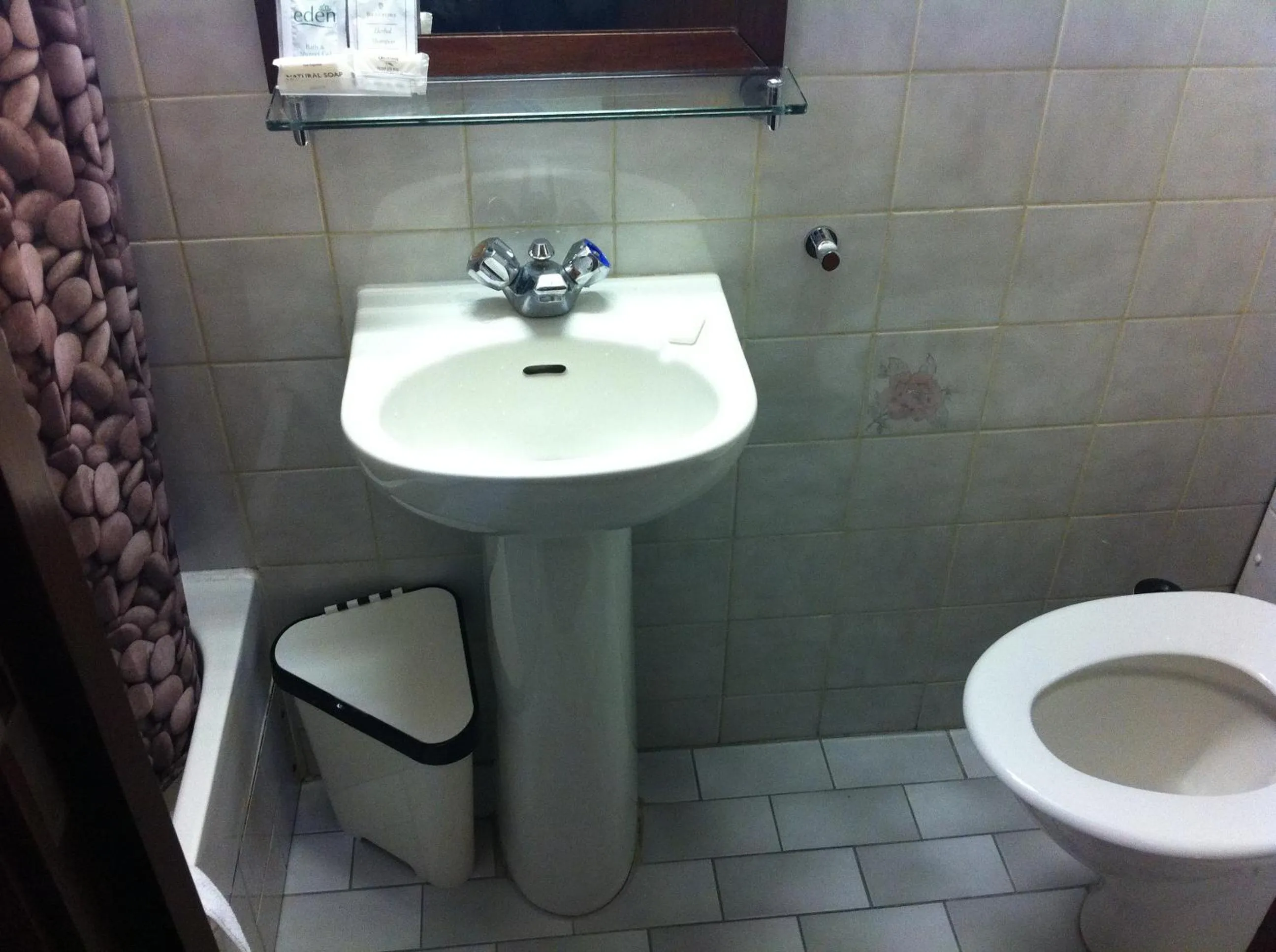 Bathroom in London Visitors Hotel