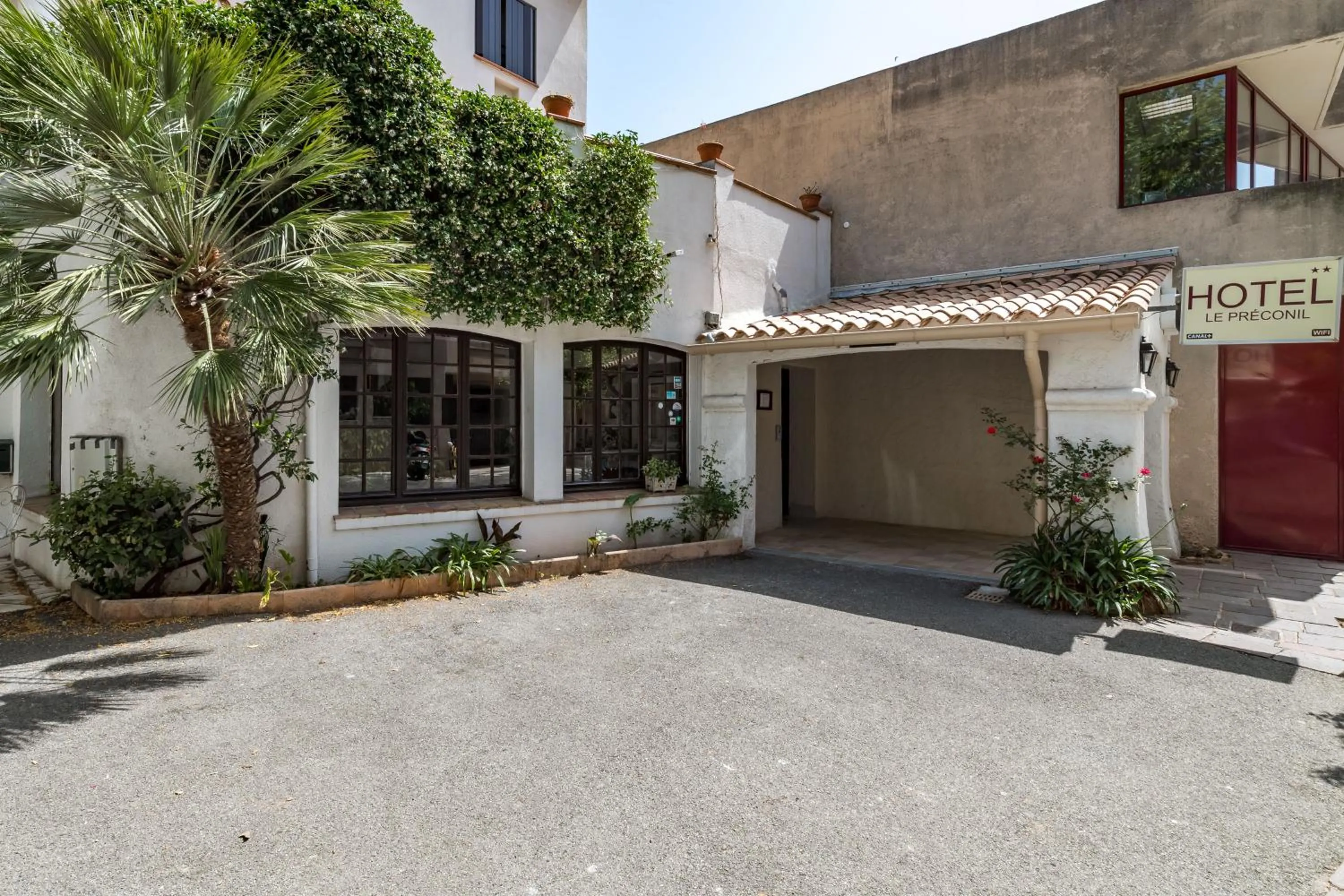 Facade/entrance in Le Preconil