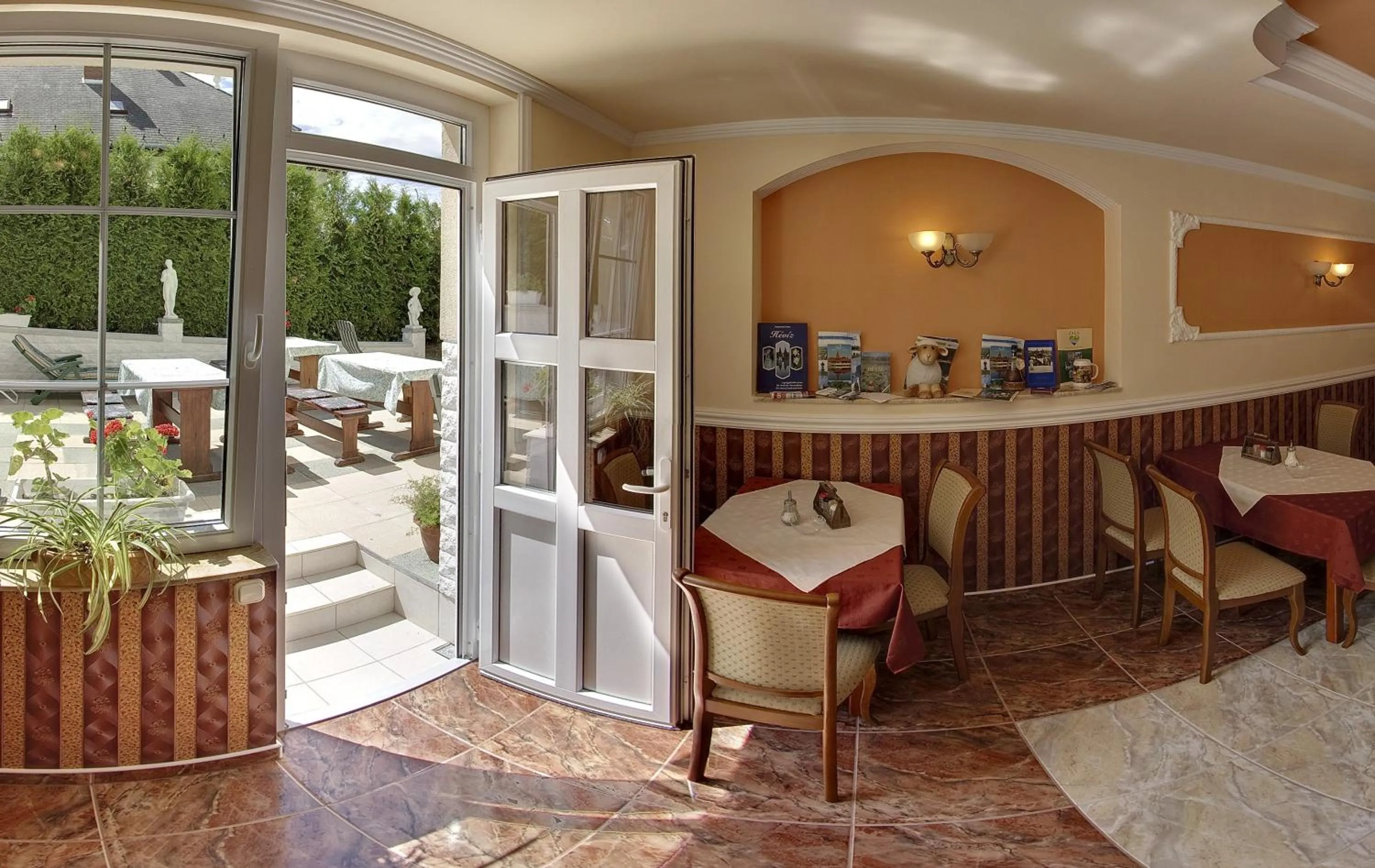 Restaurant/places to eat in Hegyi Villa