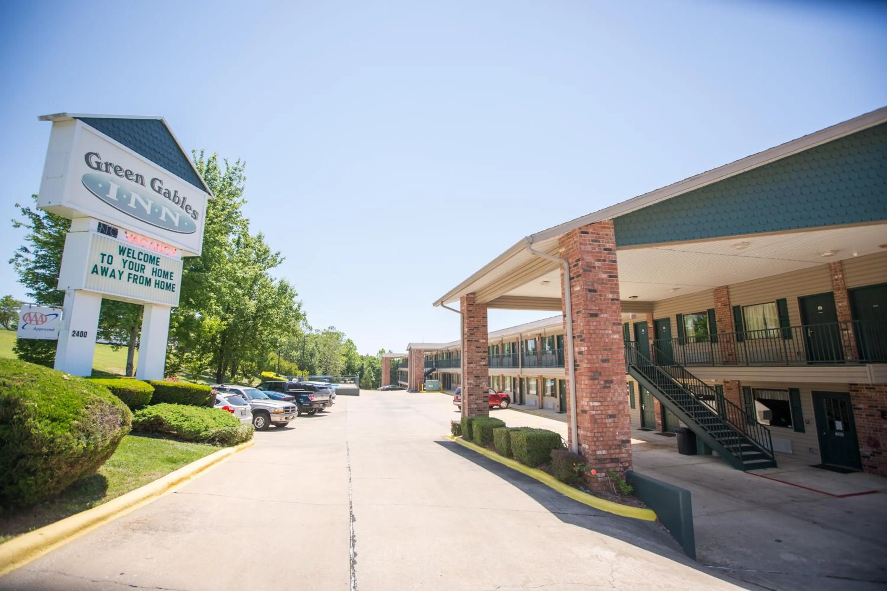 Facade/entrance in Green Gables Inn