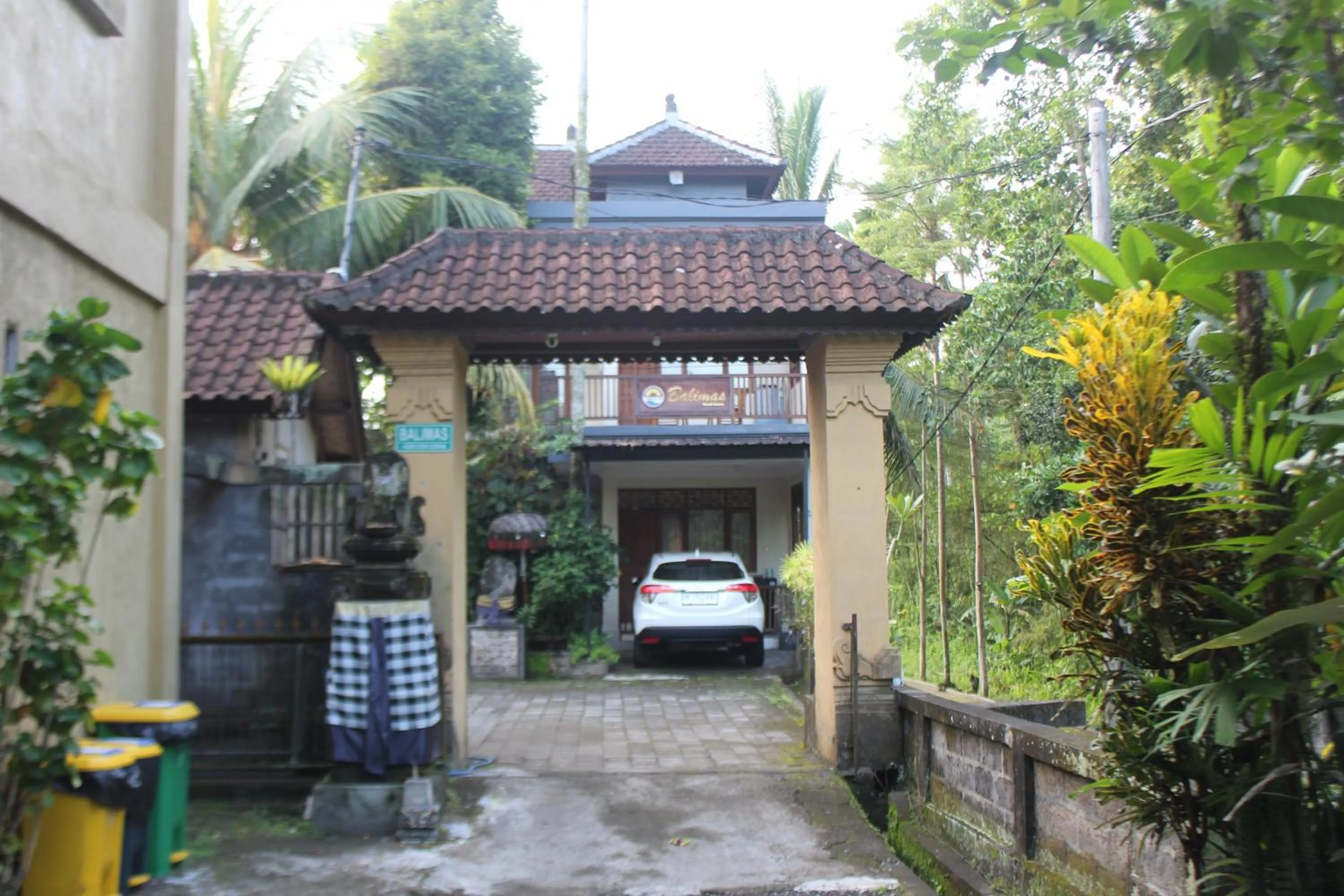 Facade/entrance in Balimas Guest House