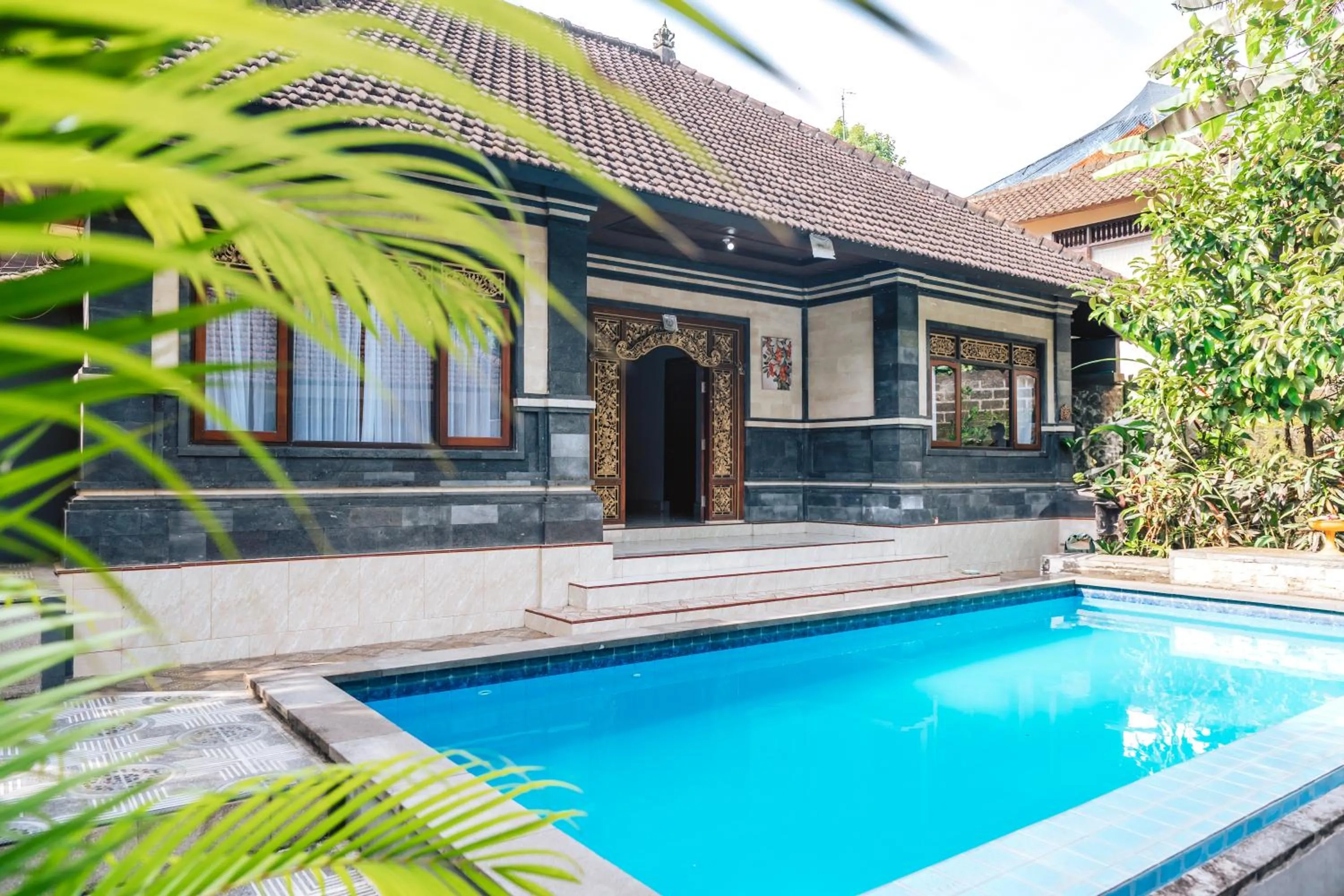 Swimming pool in Balimas Guest House