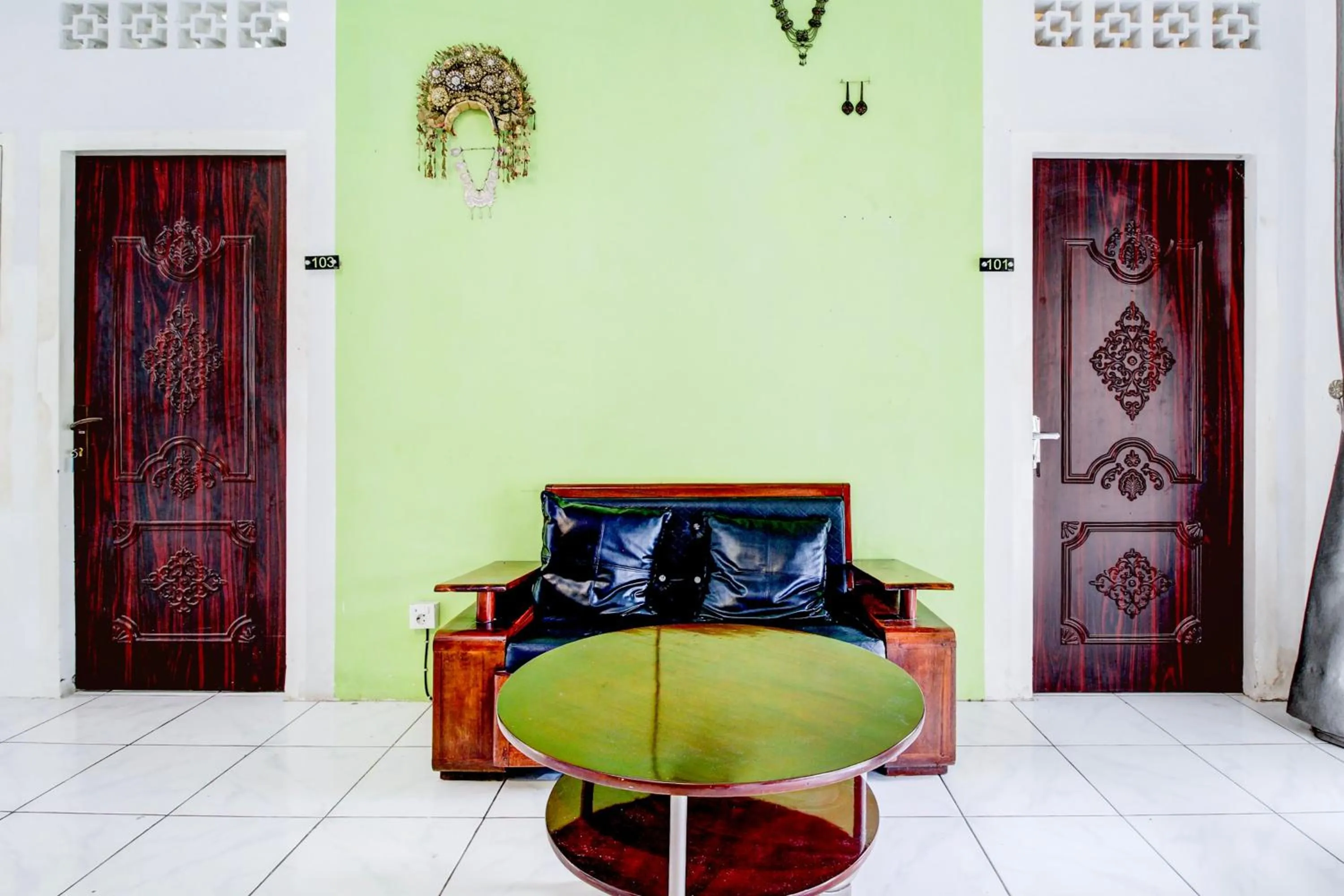 Seating area in Hotel O Jalan Jenderal Sudirman Near Imam Bonjol Square Formerly Nelvi Guest House