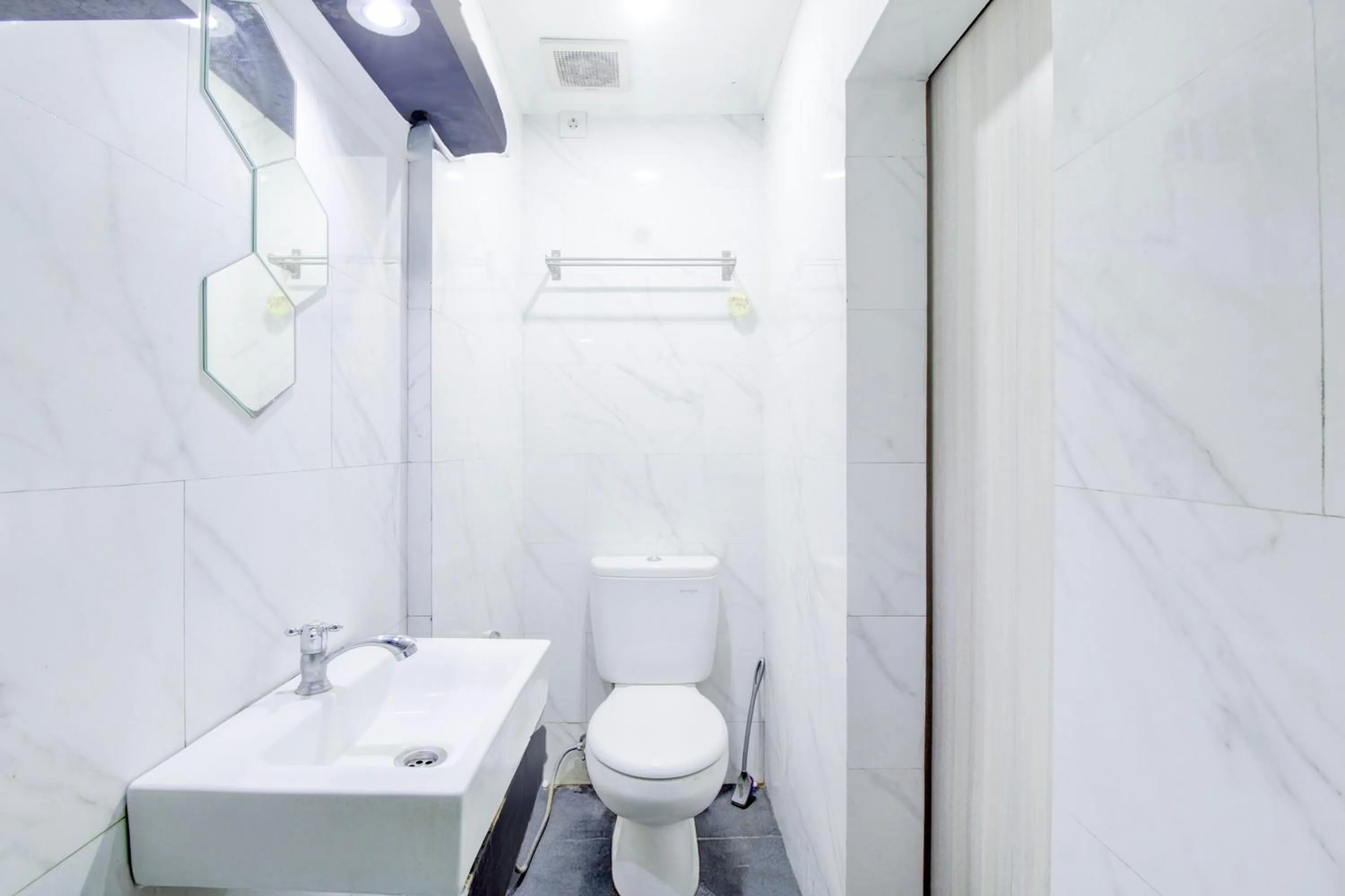 Bathroom in Hotel O Jalan Jenderal Sudirman Near Imam Bonjol Square Formerly Nelvi Guest House