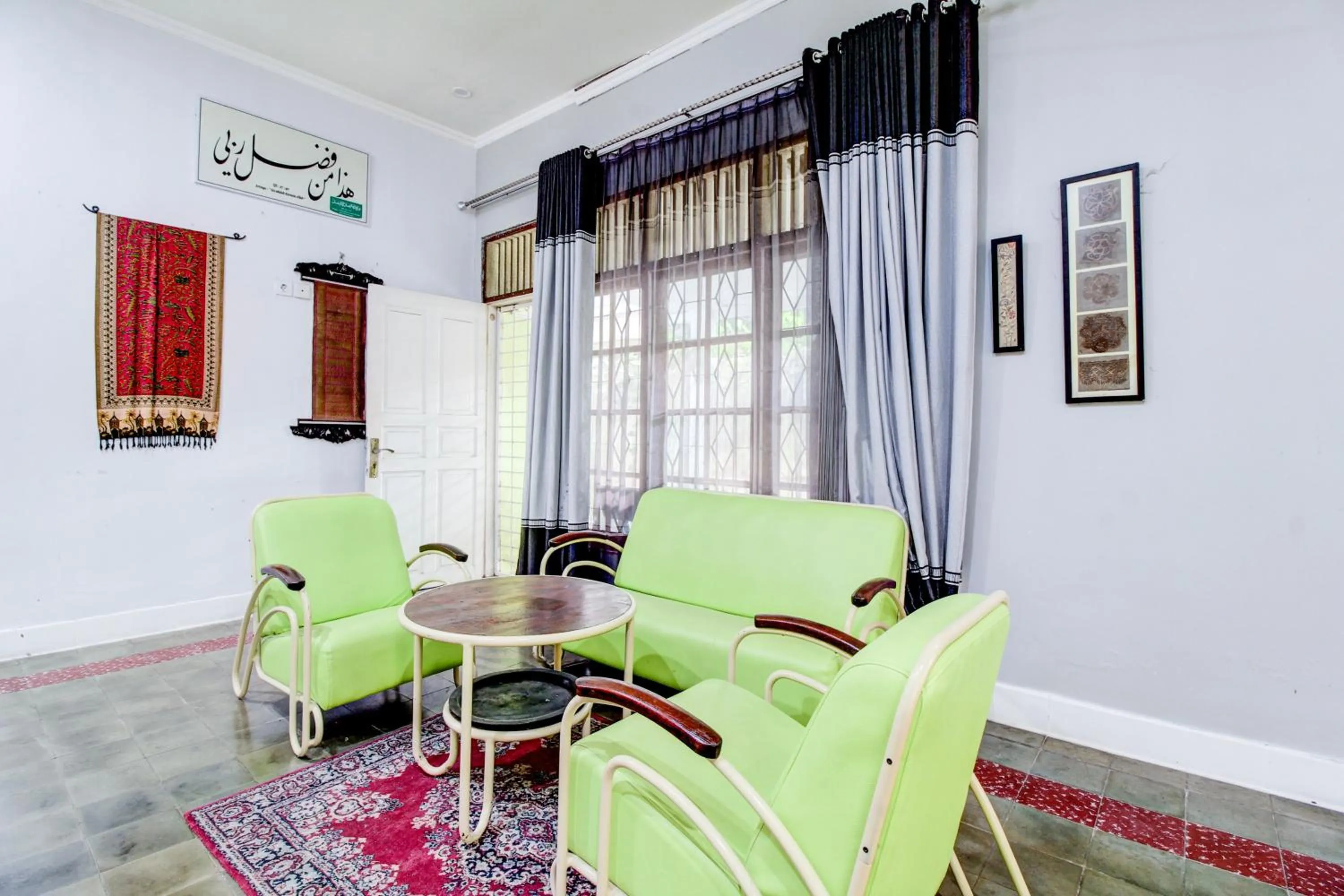 Seating area in Hotel O Jalan Jenderal Sudirman Near Imam Bonjol Square Formerly Nelvi Guest House