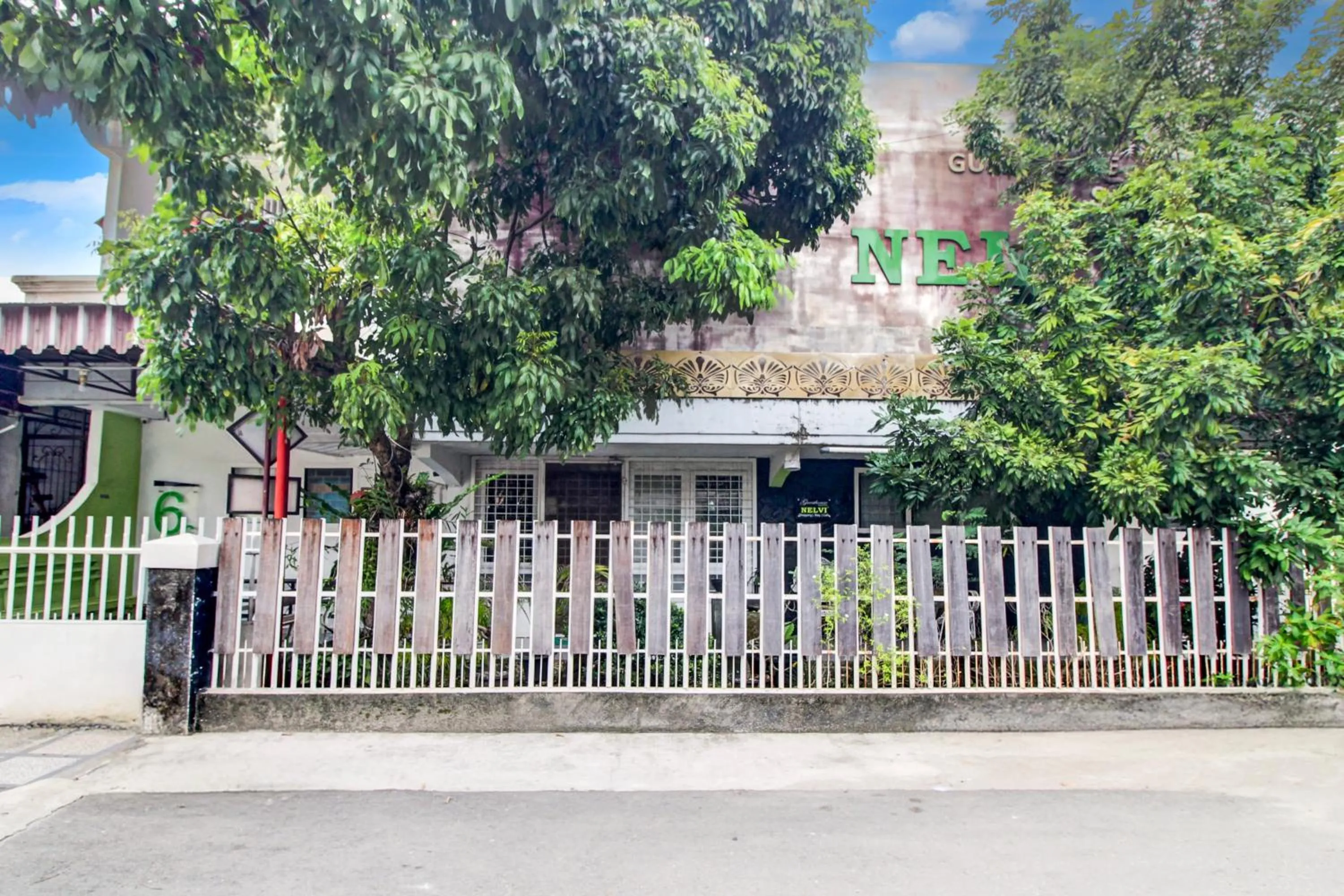 Facade/entrance in Hotel O Jalan Jenderal Sudirman Near Imam Bonjol Square Formerly Nelvi Guest House