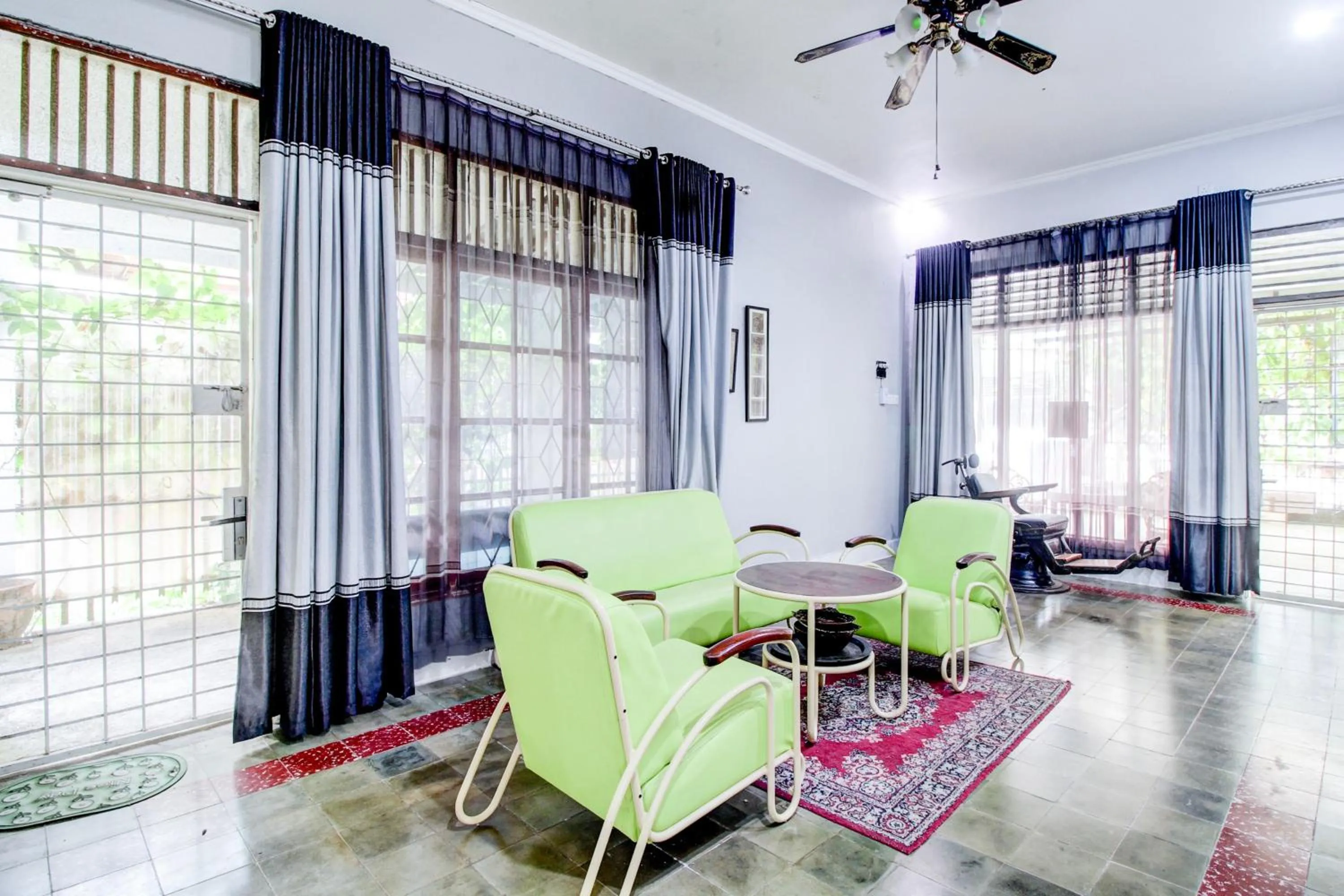 Seating area in Hotel O Jalan Jenderal Sudirman Near Imam Bonjol Square Formerly Nelvi Guest House