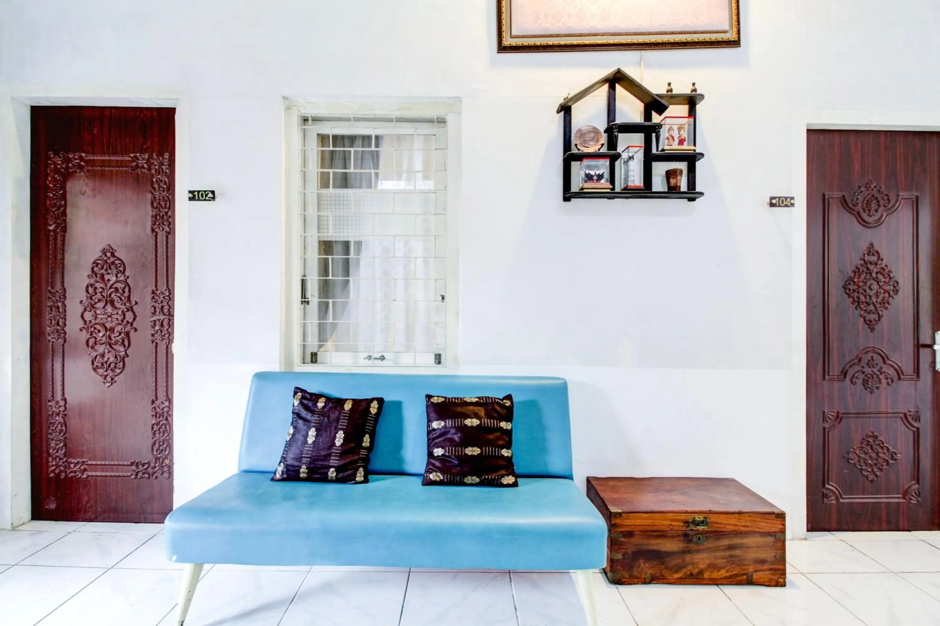 Seating area in Hotel O Jalan Jenderal Sudirman Near Imam Bonjol Square Formerly Nelvi Guest House