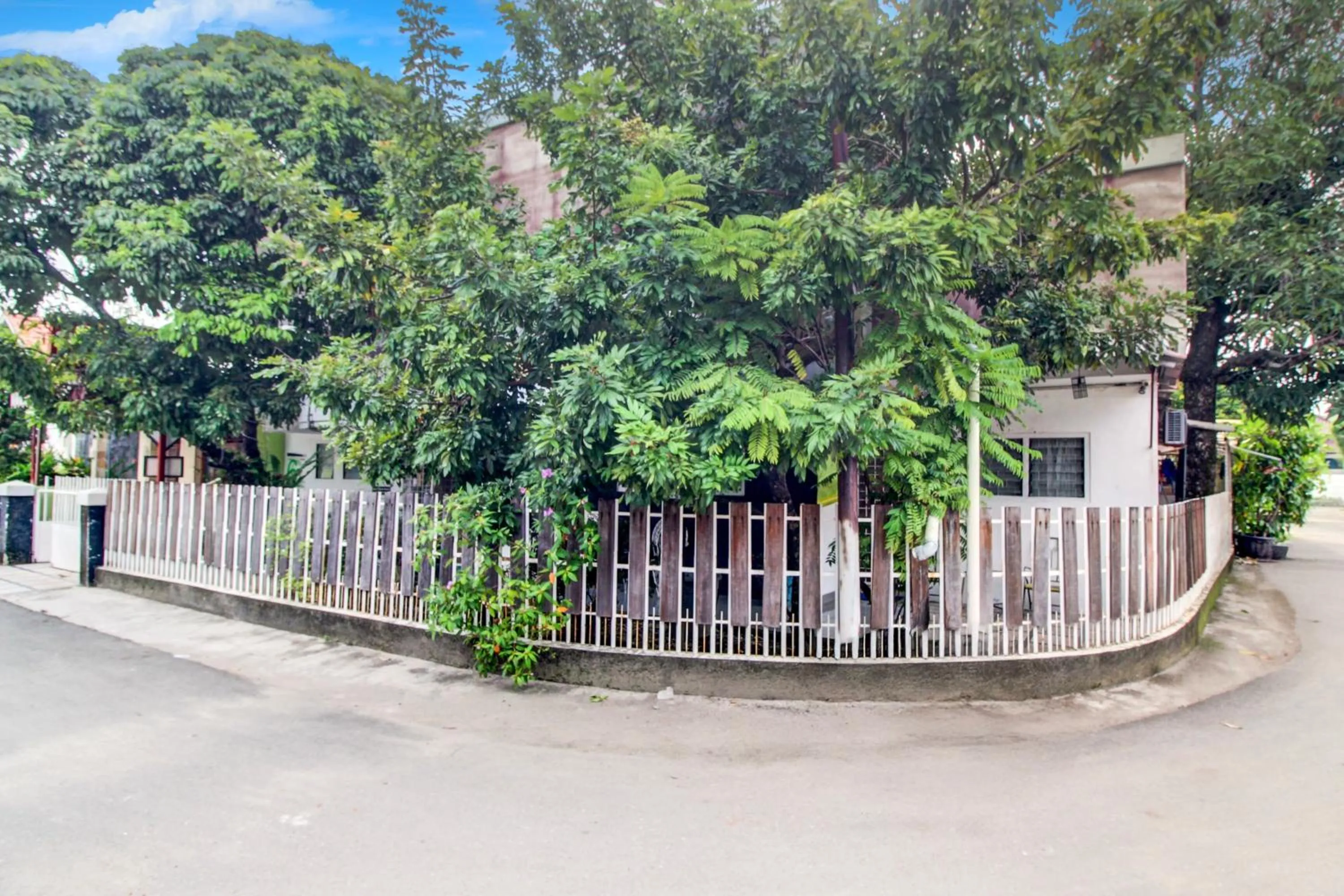 Facade/entrance in Hotel O Jalan Jenderal Sudirman Near Imam Bonjol Square Formerly Nelvi Guest House
