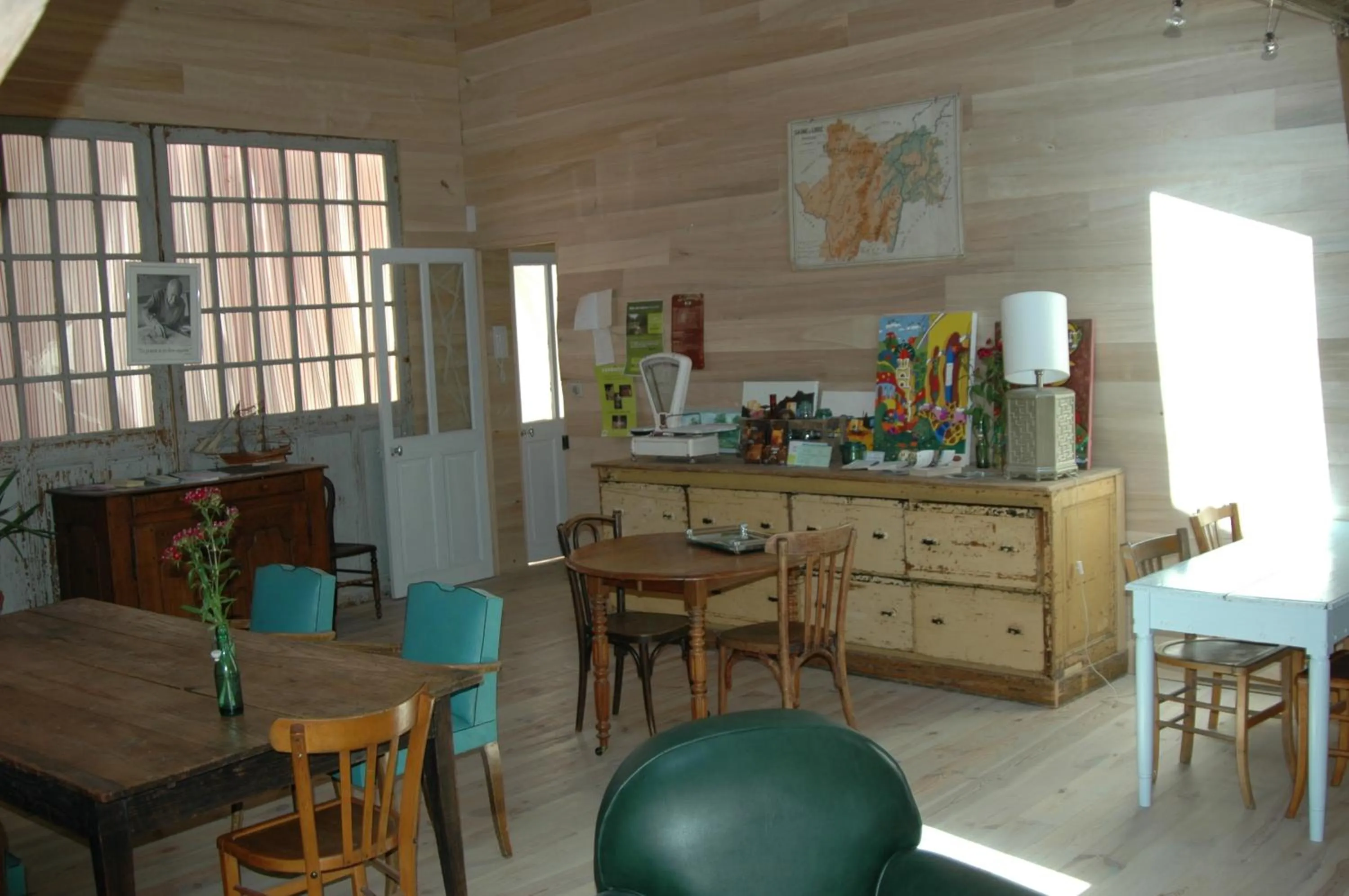 Communal lounge/ TV room in Le Clos de l'Abbaye