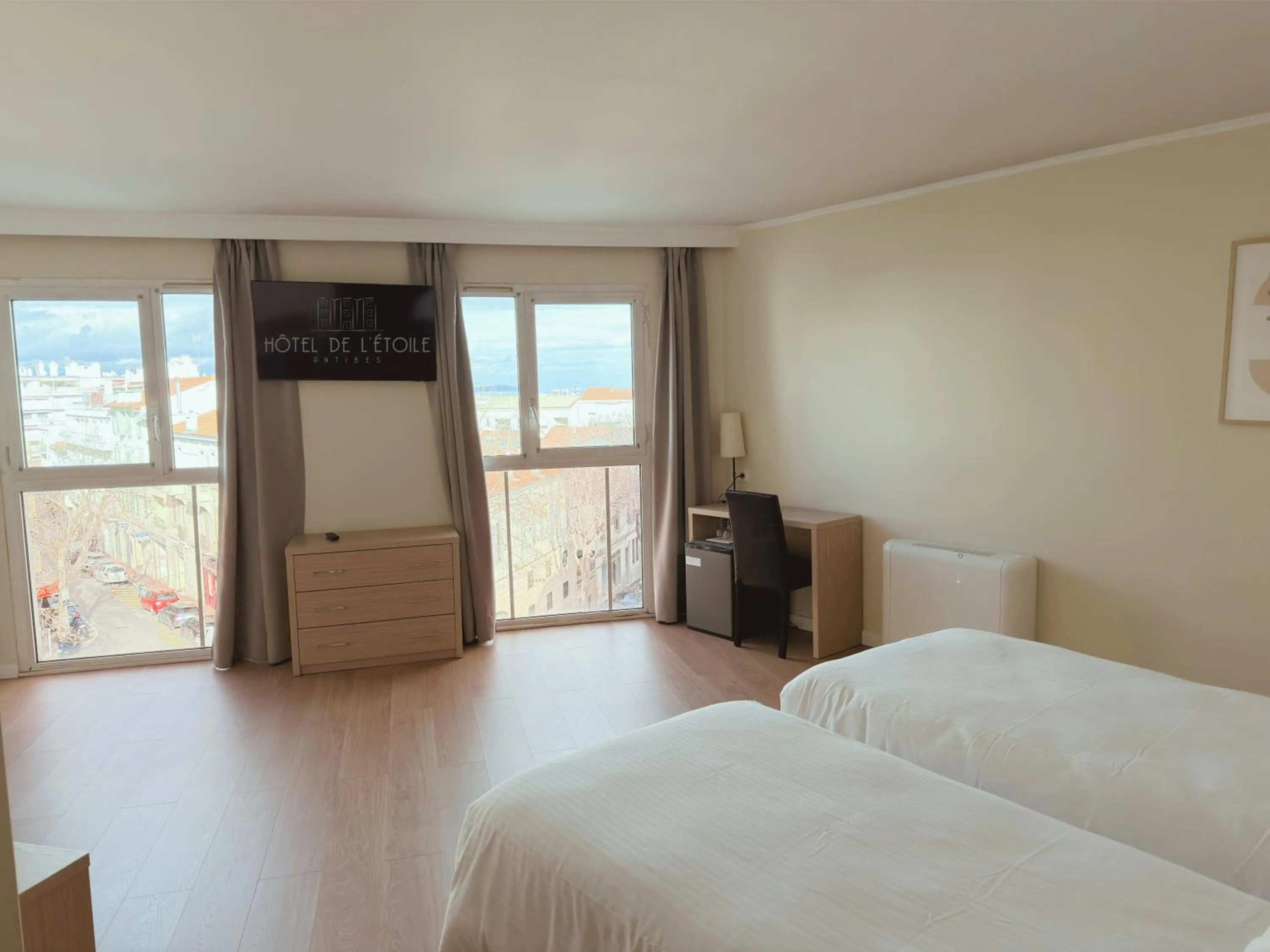 View (from property/room), Bed in Hôtel de l'Étoile