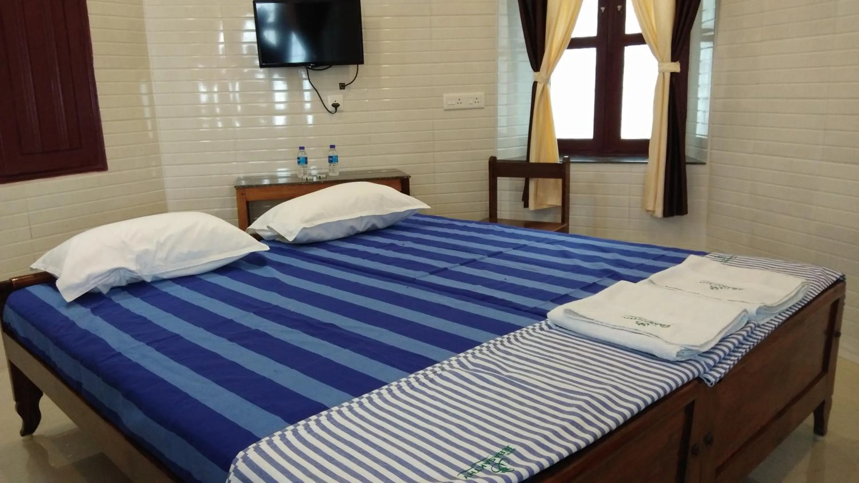 Bed in Hotel Jebasakthy