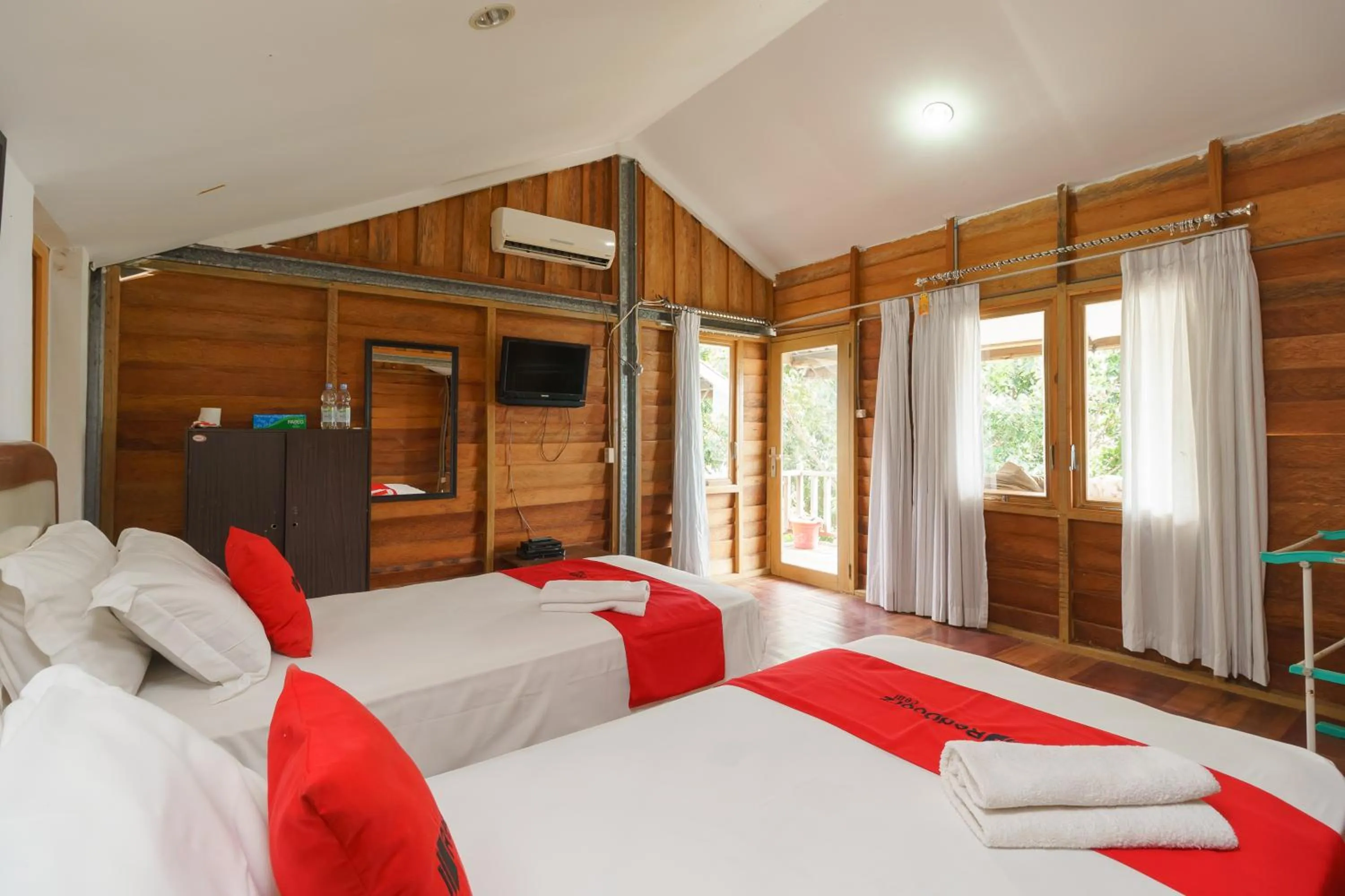 Bedroom, Bed in RedDoorz Syariah at Sumur Tiga Beach Sabang Aceh