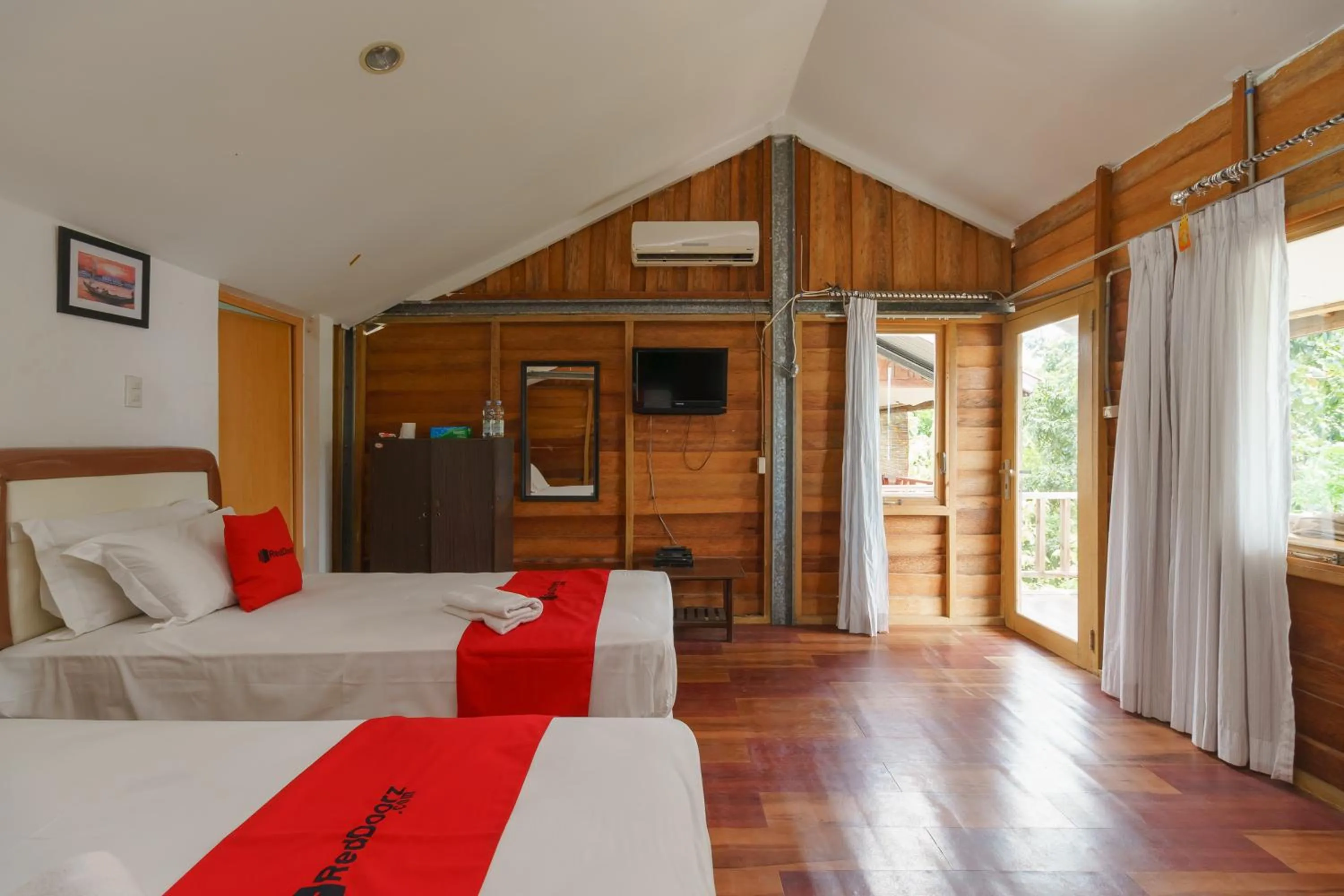 Bedroom, Bed in RedDoorz Syariah at Sumur Tiga Beach Sabang Aceh