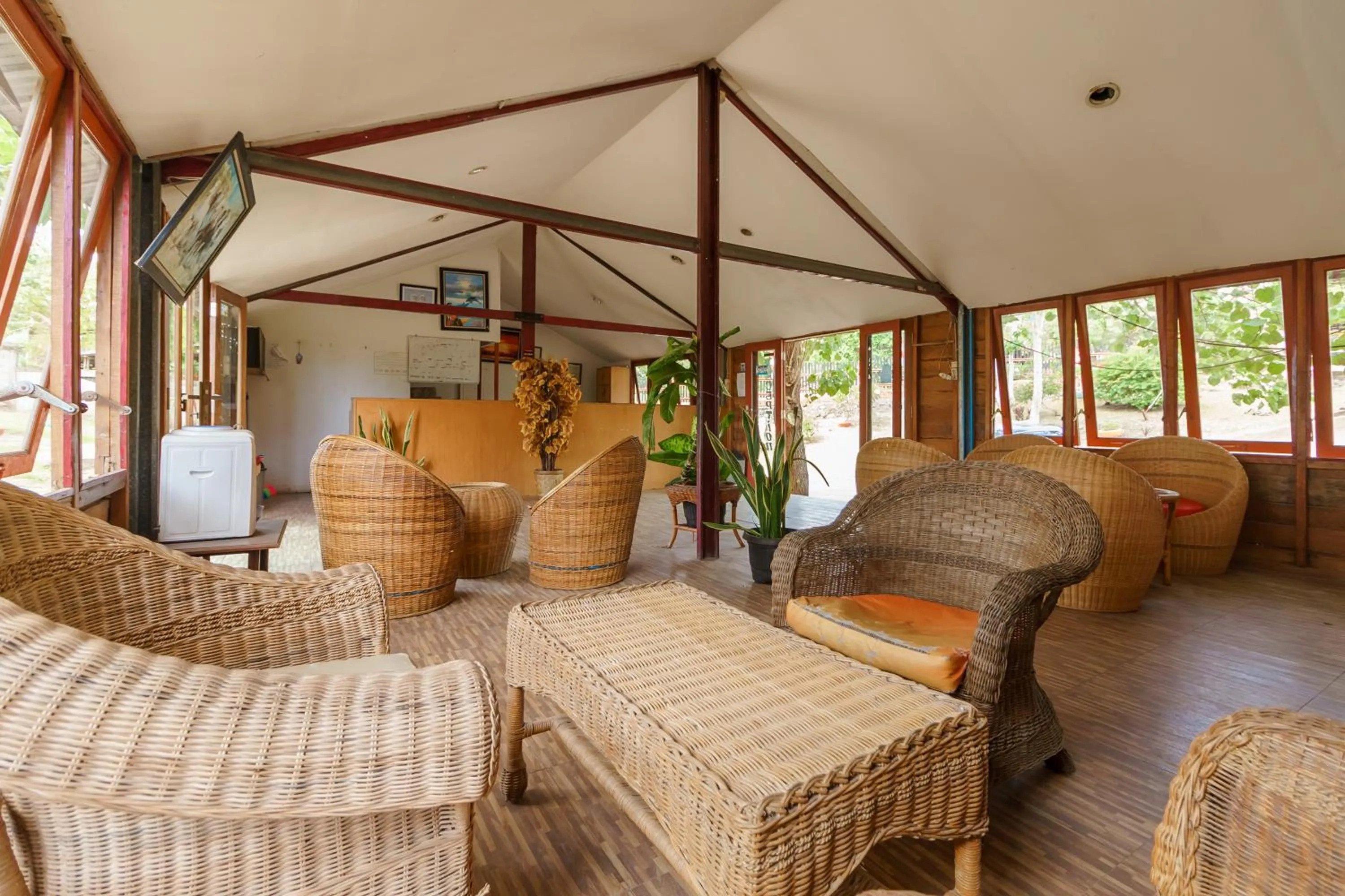 Lobby or reception in RedDoorz Syariah at Sumur Tiga Beach Sabang Aceh