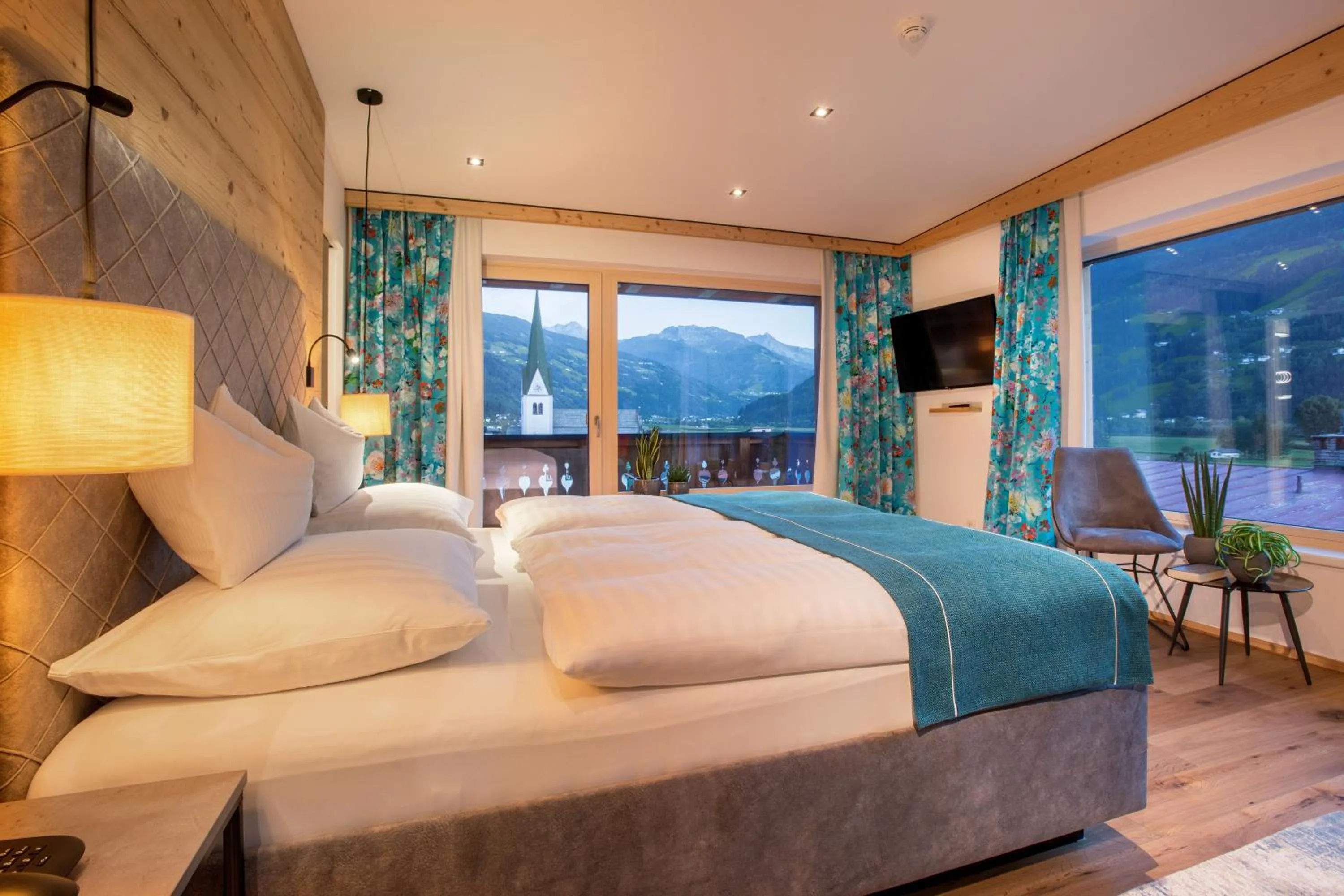 Photo of the whole room, Bed in Hotel Tipotsch