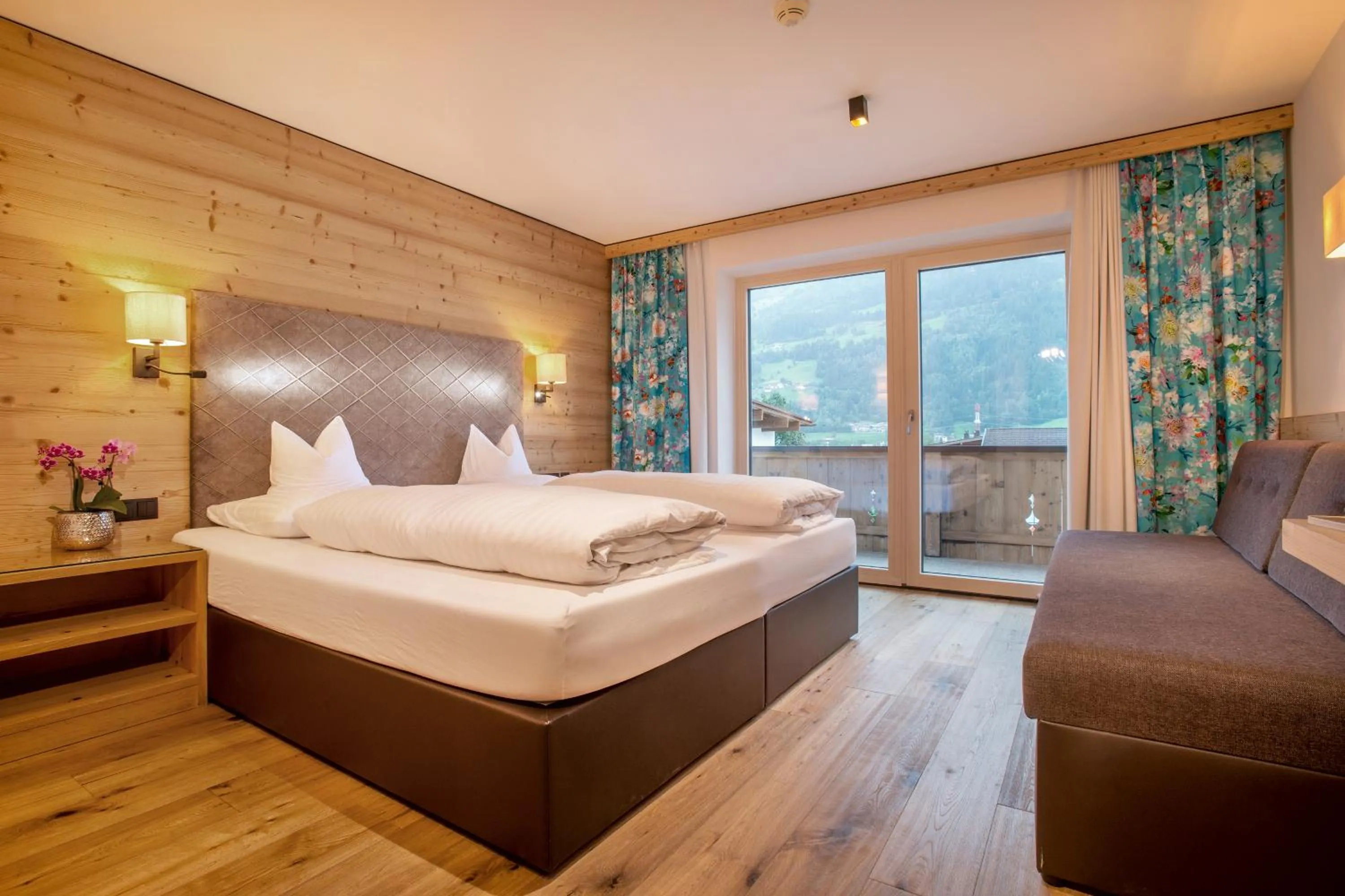 Photo of the whole room, Bed in Hotel Tipotsch